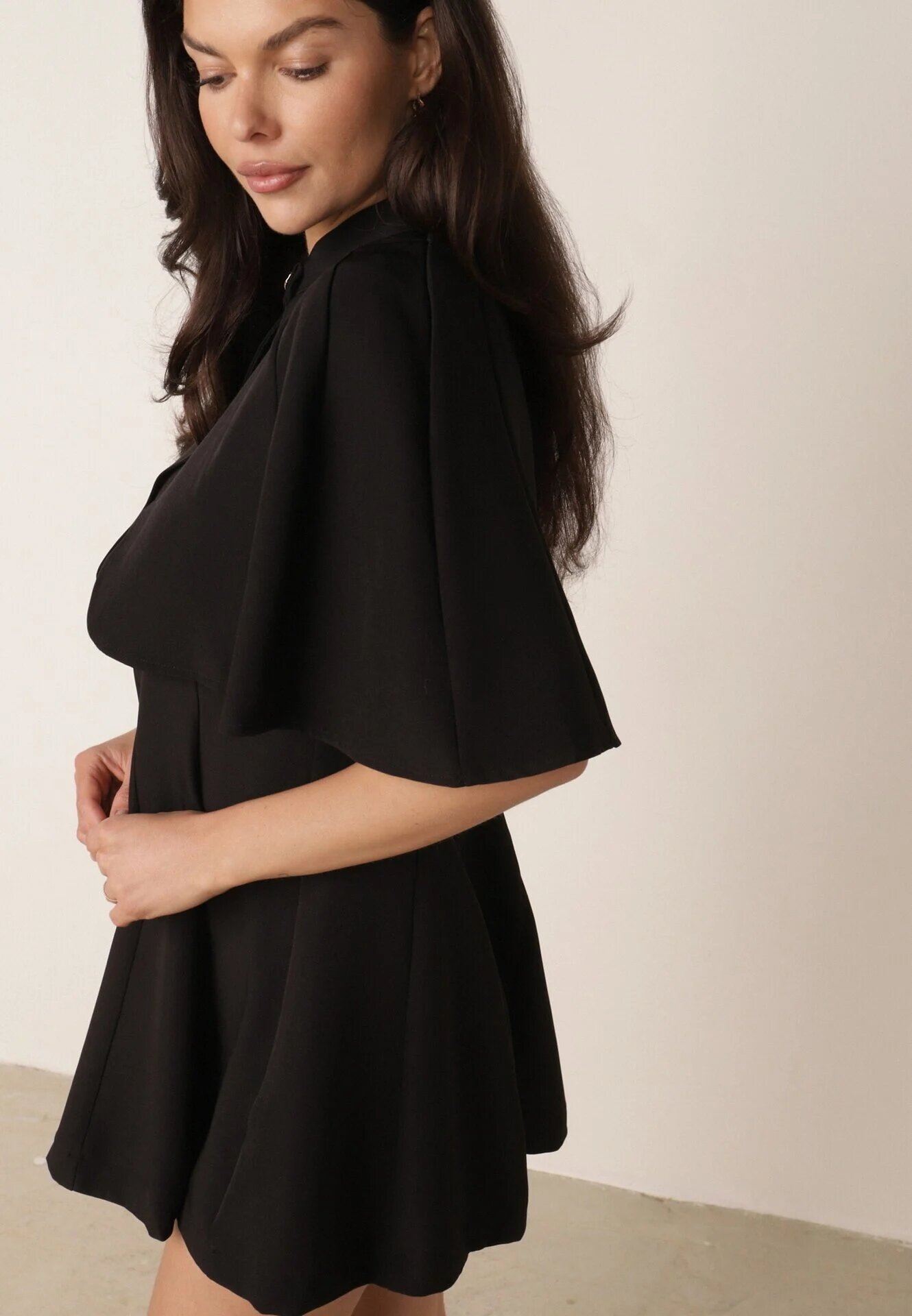 vices Rochie elegantă evazată cu șal imitat de pelerină Faneno Neagră