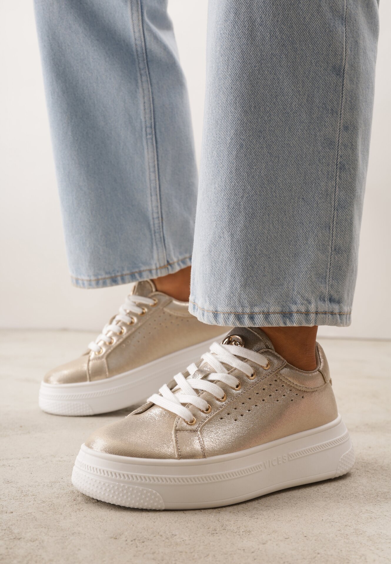vices Sneakers Aurii cu Inserție Metalică Perforație și Stea Edanatia