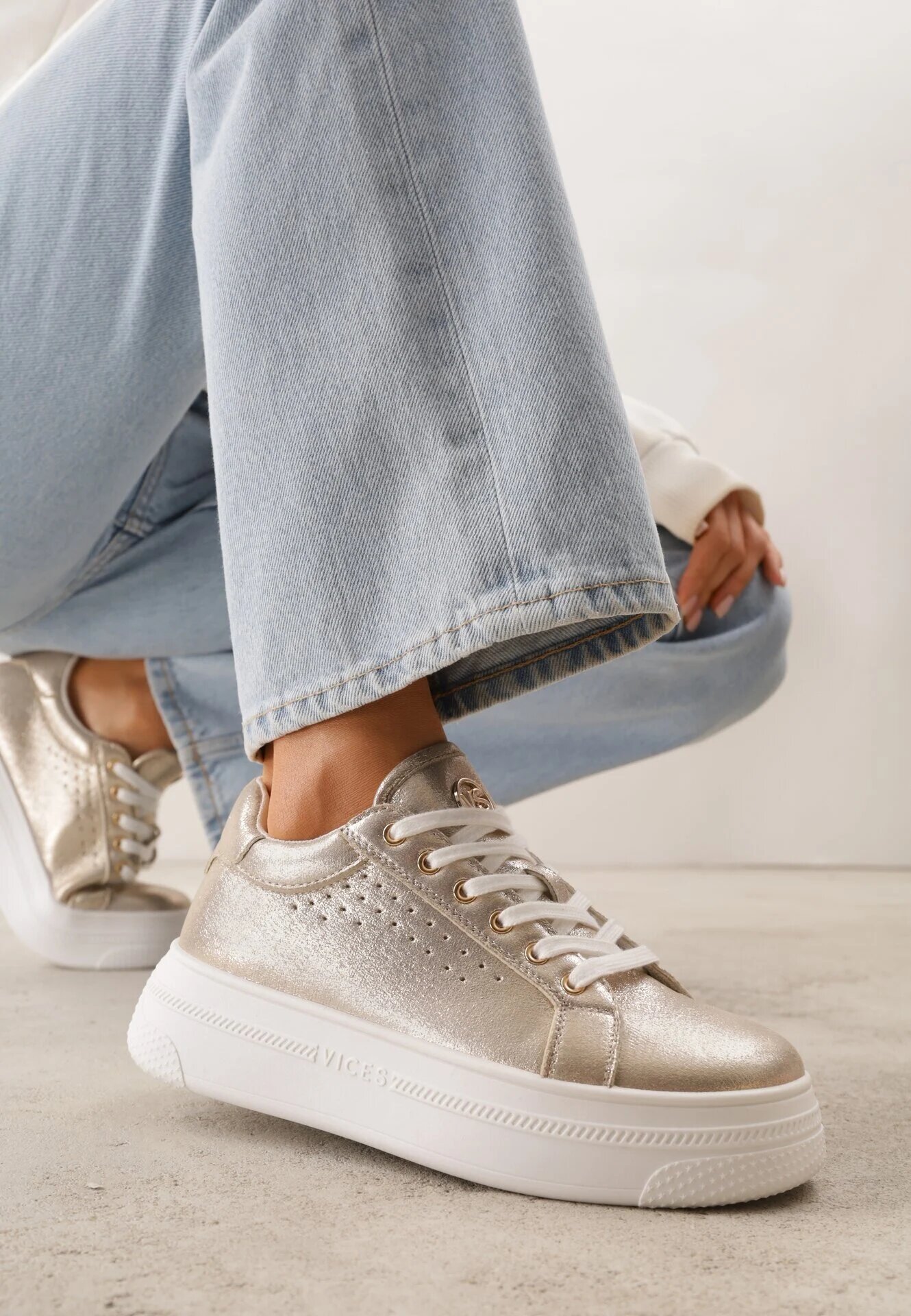 vices Sneakers Aurii cu Inserție Metalică Perforație și Stea Edanatia