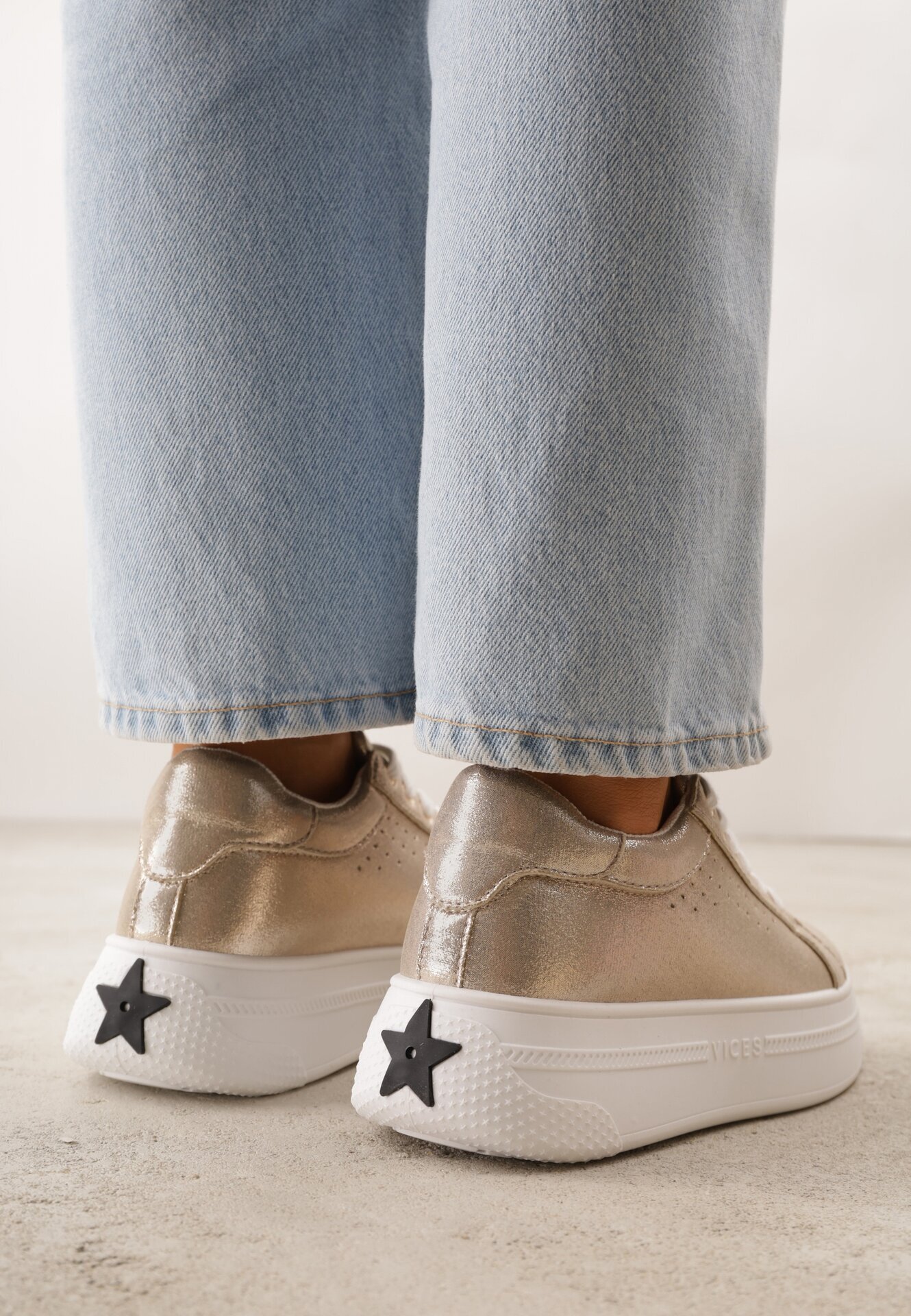 vices Sneakers Aurii cu Inserție Metalică Perforație și Stea Edanatia