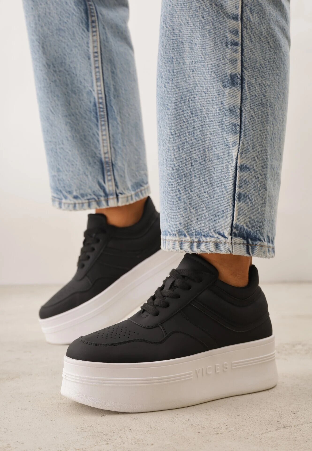 vices Sneakers Negre Cu șireturi Pe Talpă Groasă Decorate cu Text Annalira