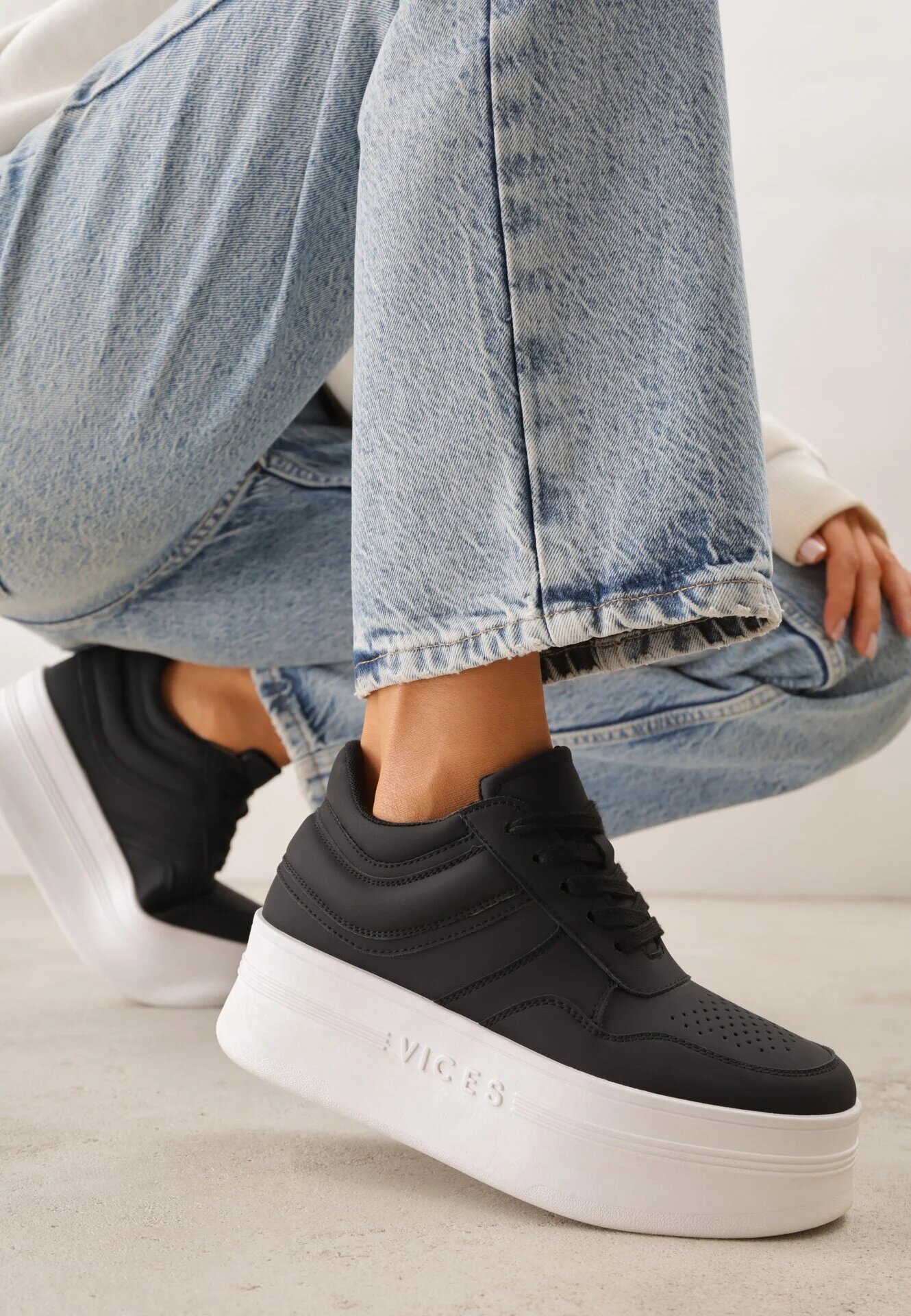 vices Sneakers Negre Cu șireturi Pe Talpă Groasă Decorate cu Text Annalira
