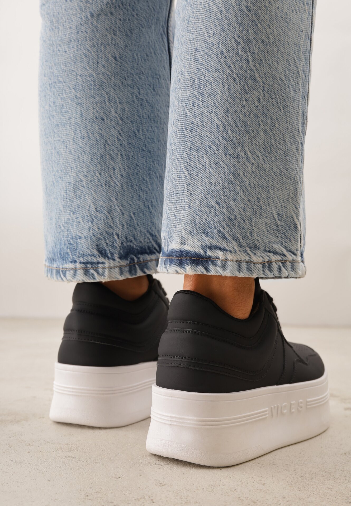 vices Sneakers Negre Cu șireturi Pe Talpă Groasă Decorate cu Text Annalira