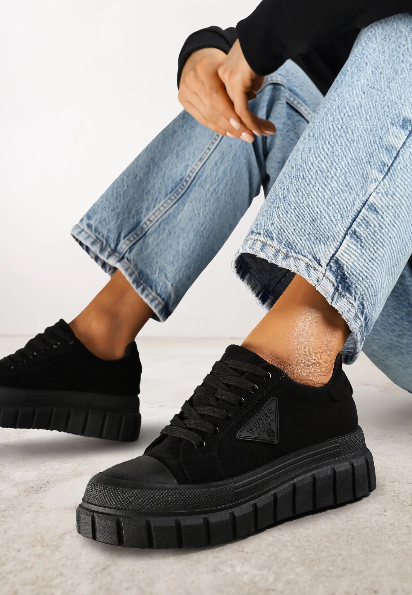 vices Sneakers Negre pe Talpă Groasă cu Aplicație Geometrică Leanae