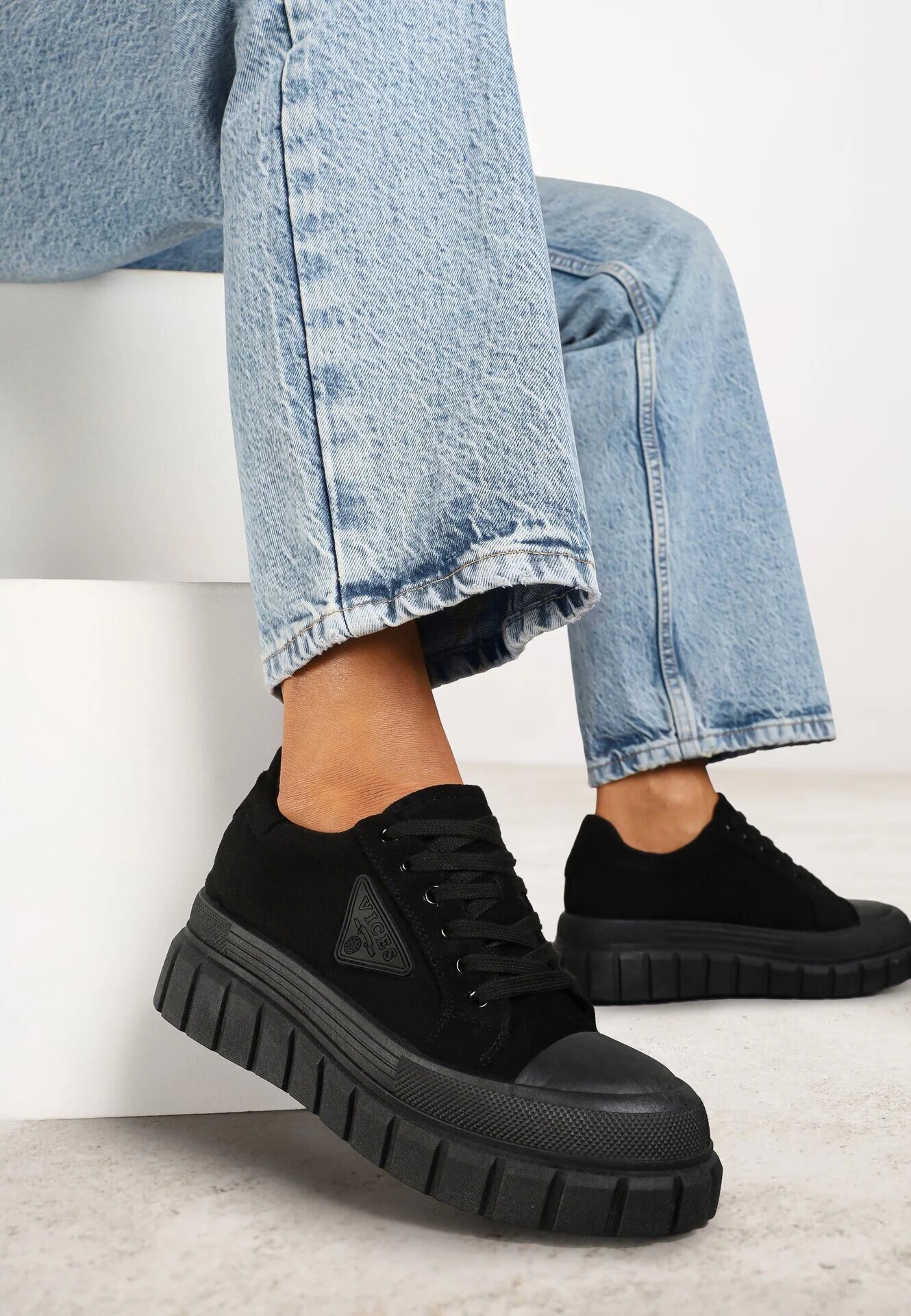 vices Sneakers Negre pe Talpă Groasă cu Aplicație Geometrică Leanae