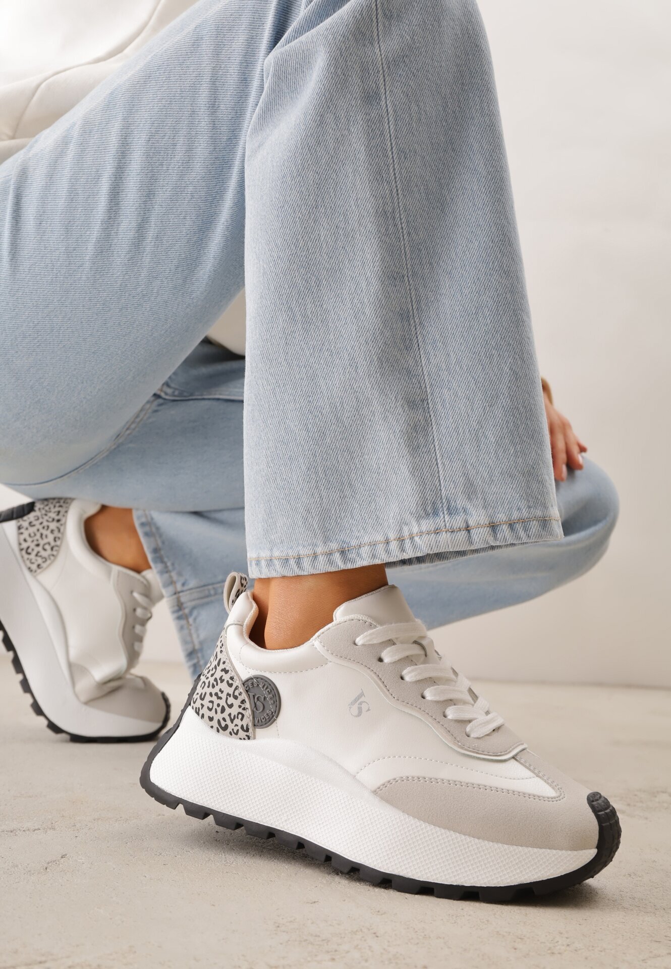vices Sneakerși albi cu Talpă Groasă cu Model de Leopard și Aplicație Selarisa