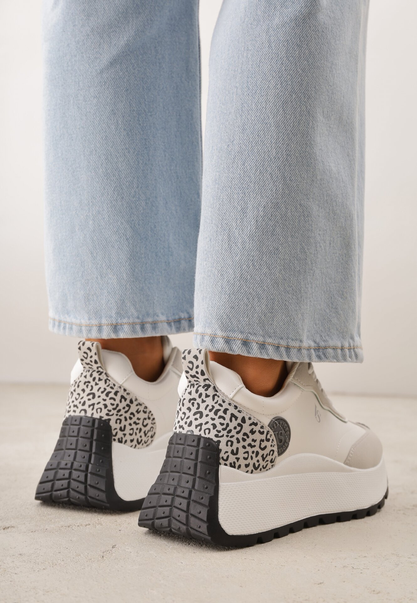 vices Sneakerși albi cu Talpă Groasă cu Model de Leopard și Aplicație Selarisa