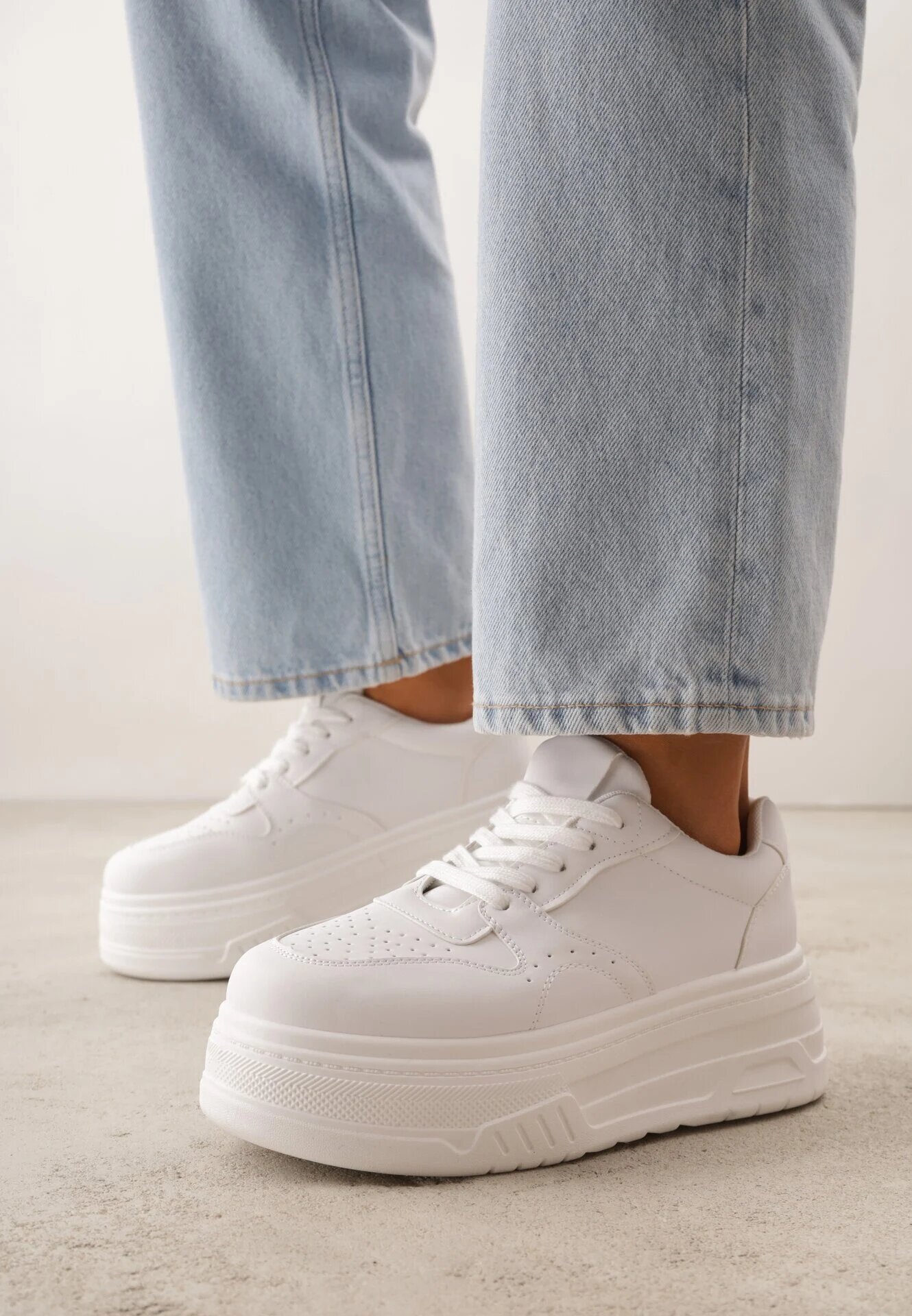 vices Sneakerși Albi pe Platformă cu Perforație Decorativă la Vârf Riovera