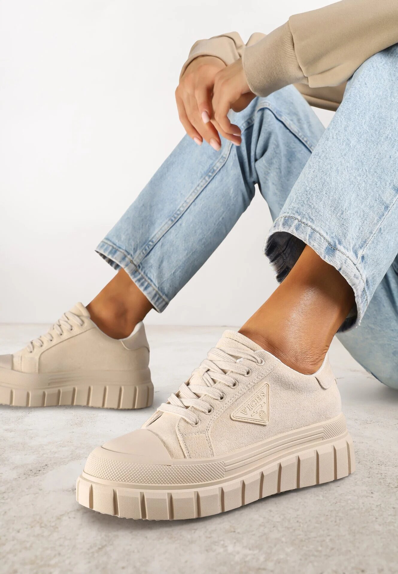 vices Sneakerși bej pe talpă groasă cu aplicație geometrică Leanae