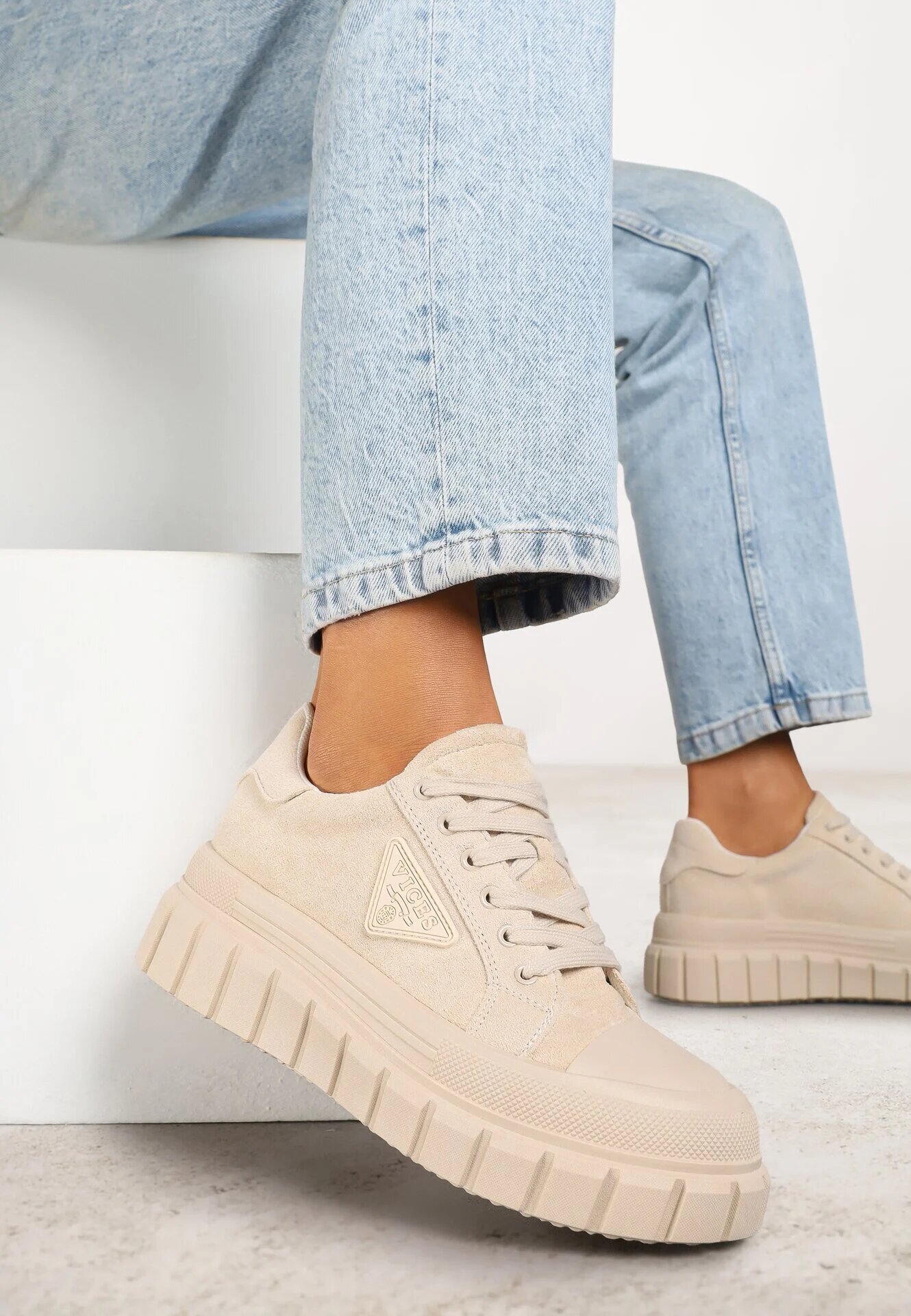 vices Sneakerși bej pe talpă groasă cu aplicație geometrică Leanae