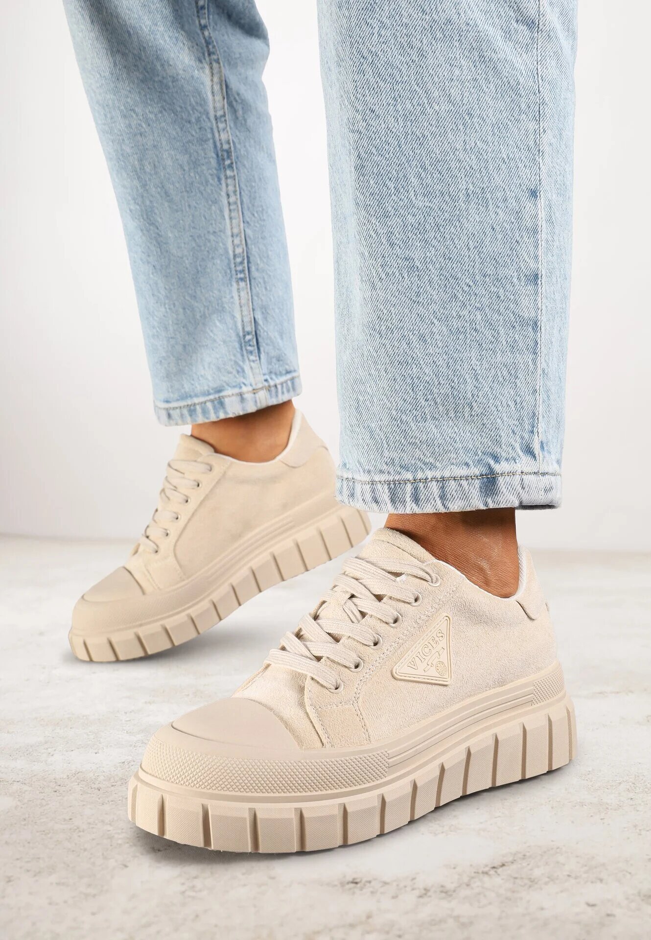 vices Sneakerși bej pe talpă groasă cu aplicație geometrică Leanae