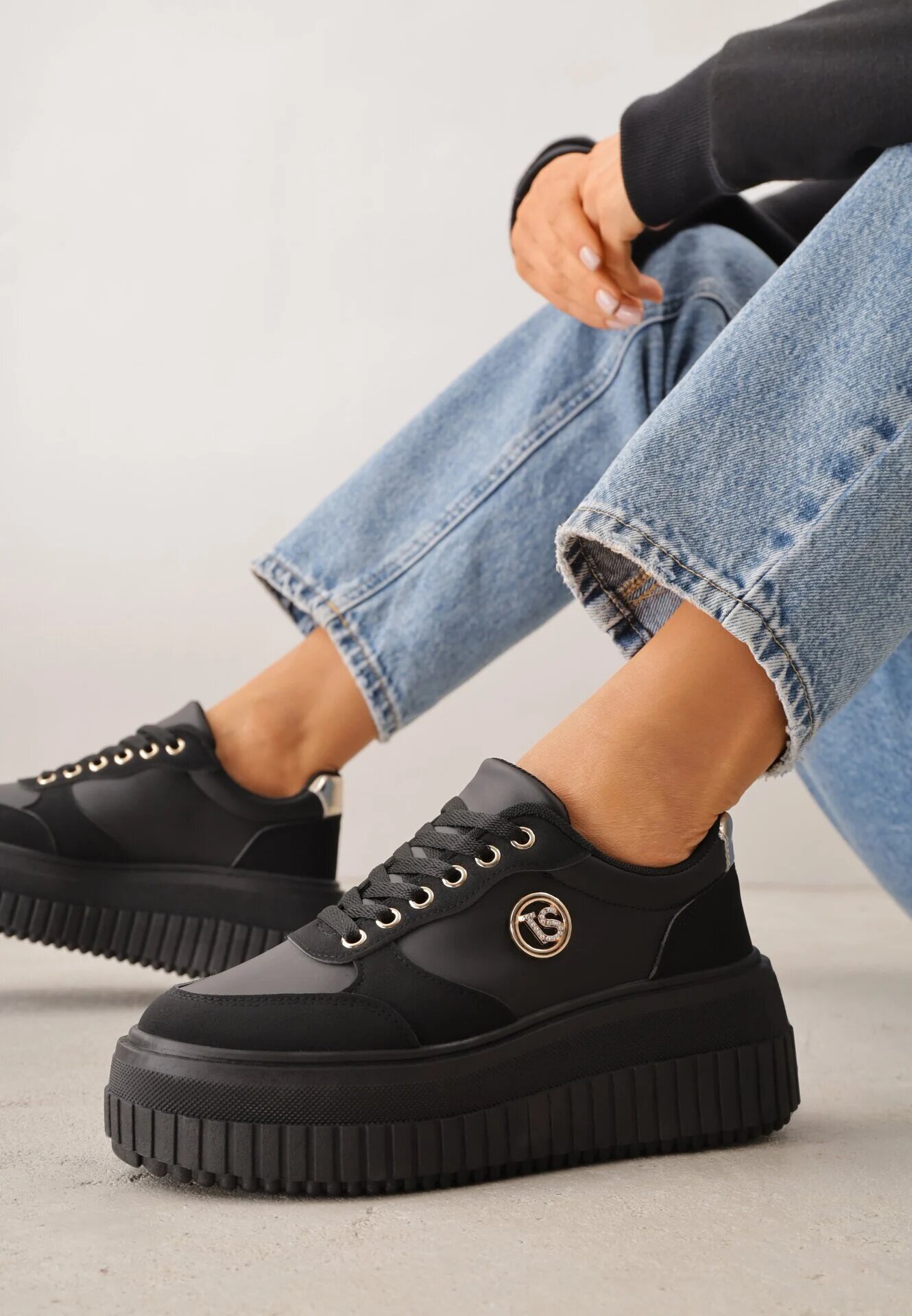 vices Sneakersi Negri pe Talpă Canelată Decorați cu Aplicație Elegantă Lunatea