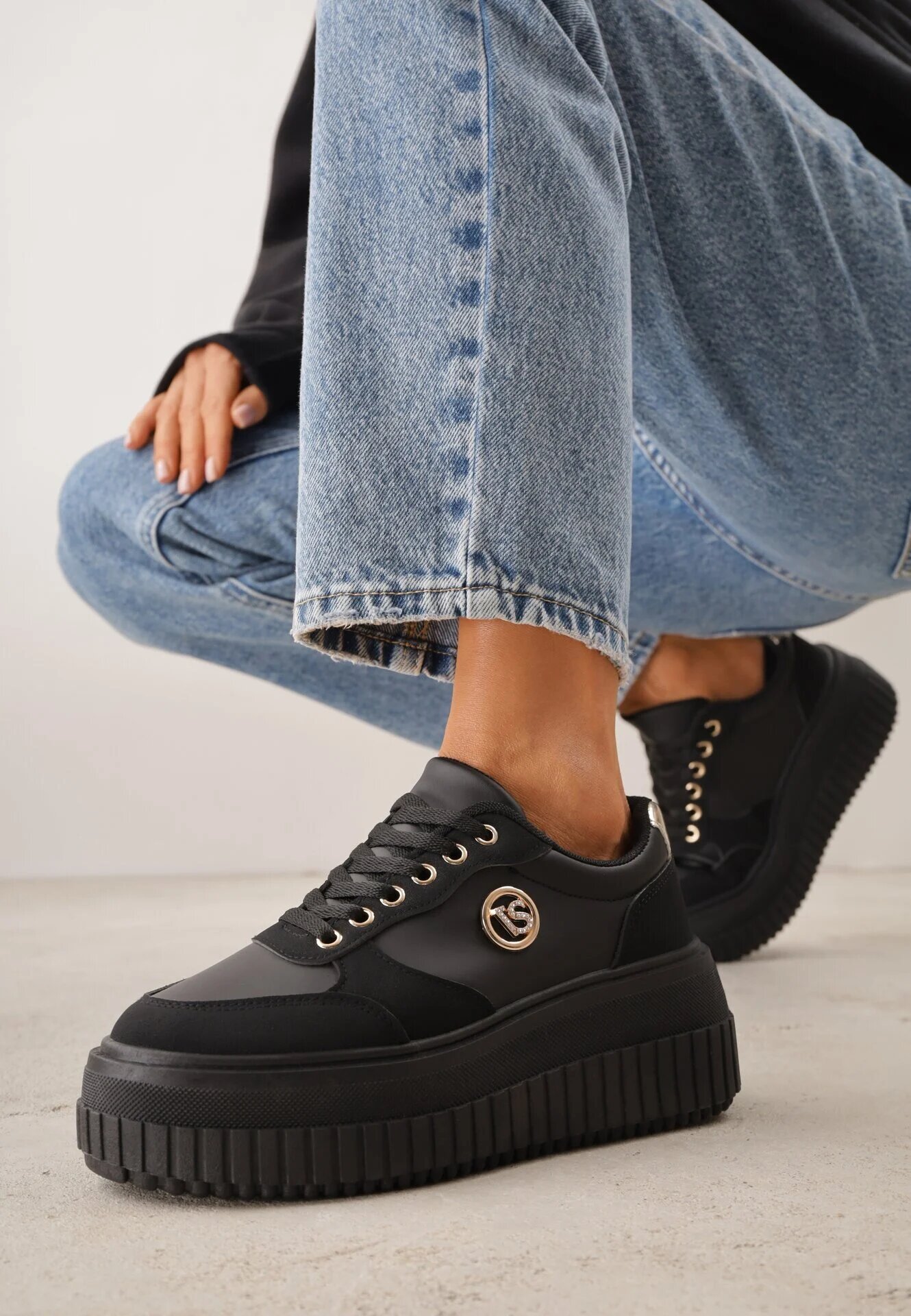 vices Sneakersi Negri pe Talpă Canelată Decorați cu Aplicație Elegantă Lunatea
