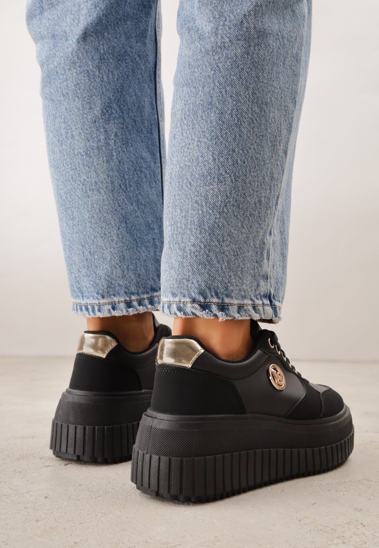 vices Sneakersi Negri pe Talpă Canelată Decorați cu Aplicație Elegantă Lunatea