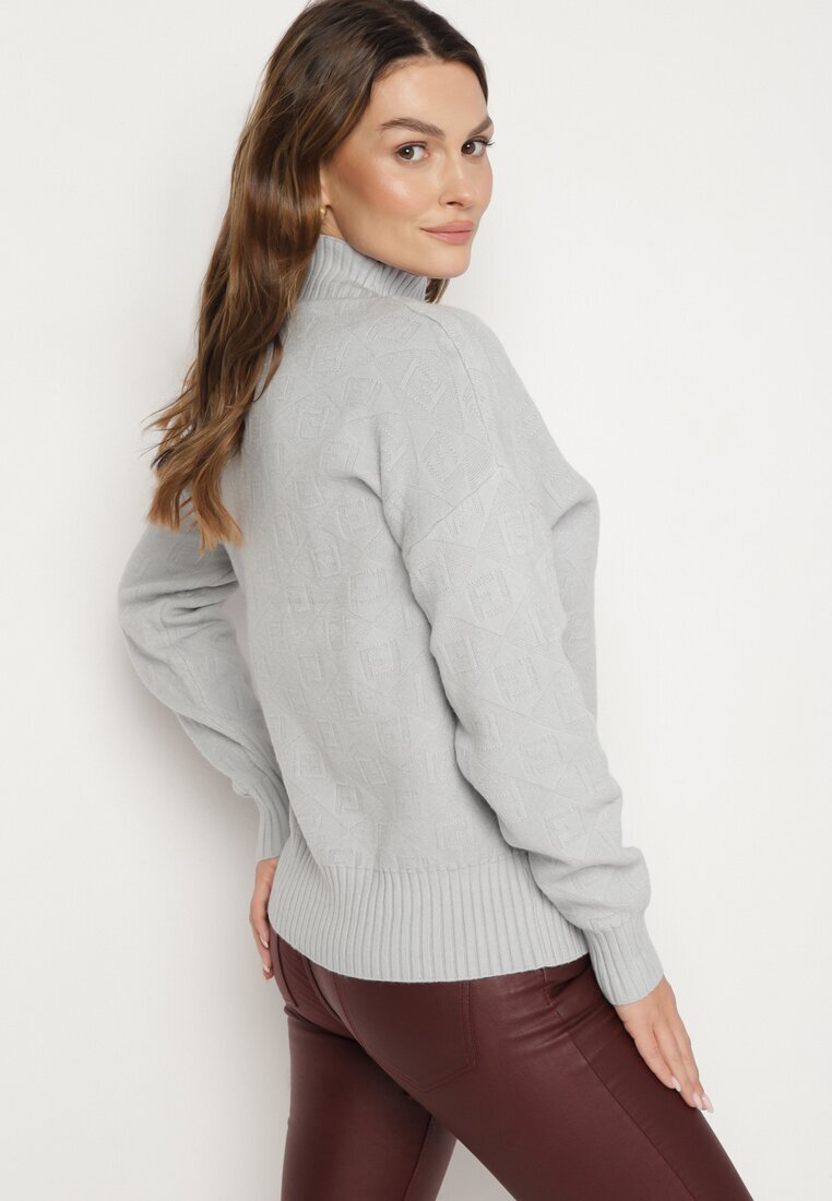 wool fashion Pulover pe gât Gri deschis cu model decorativ în relief cu finisaj reiat Melodiea