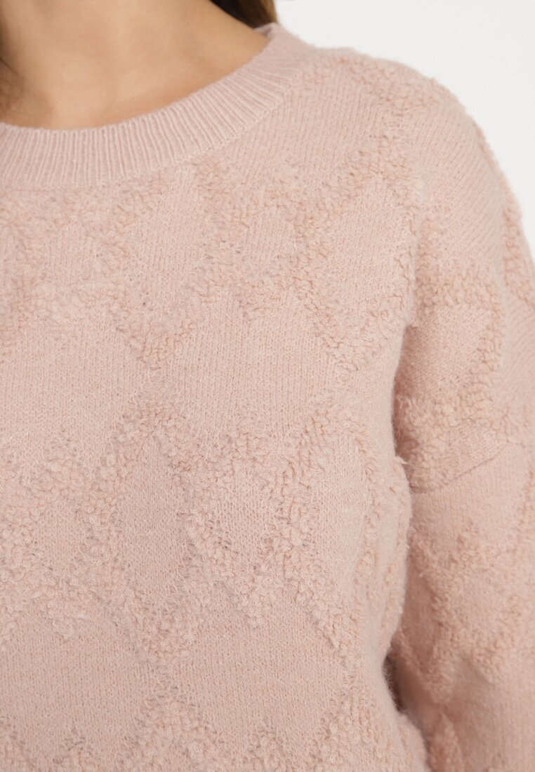 wool fashion Pulover roz deschis cu croi lejer și model tricotat cu borduri reiate Elondrae