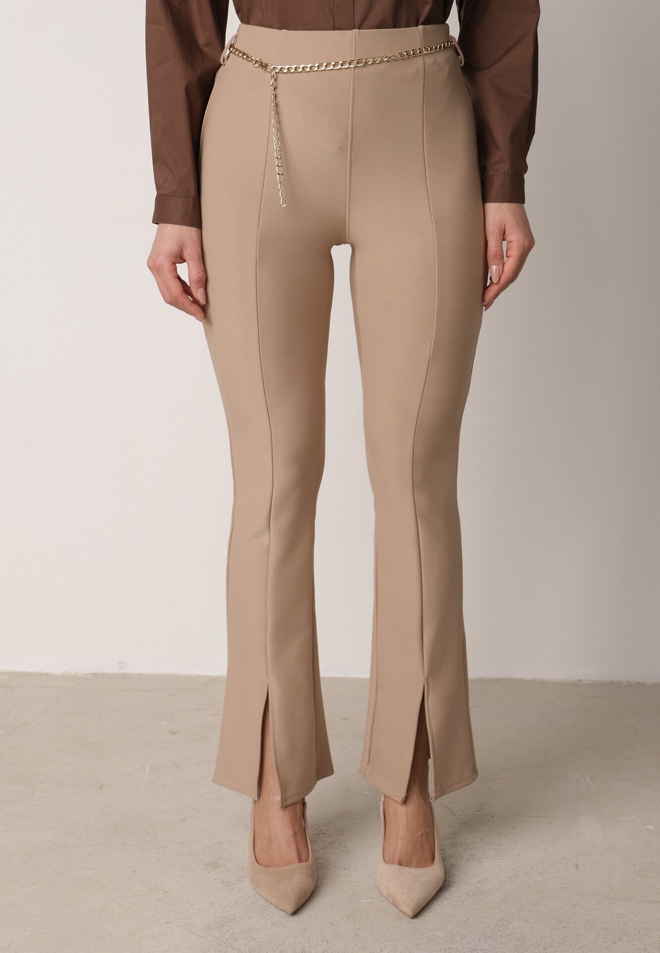 yu & me Pantaloni Bej Evazați cu Lănțișor Riselda