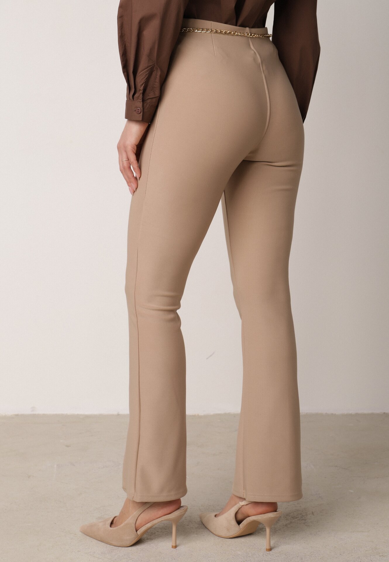 yu & me Pantaloni Bej Evazați cu Lănțișor Riselda