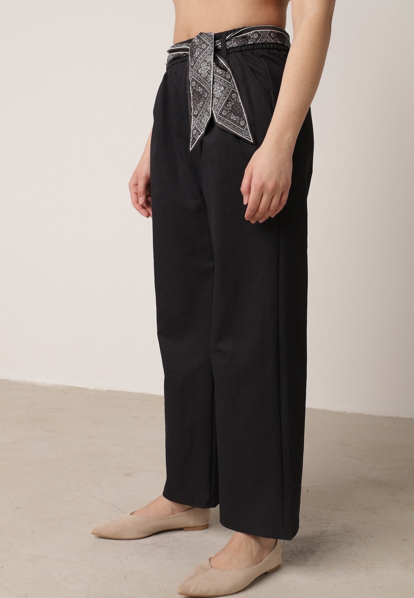 yu & me Pantaloni eleganți albaștri din bumbac și viscoză cu o curea-eșarfă din material Vetina
