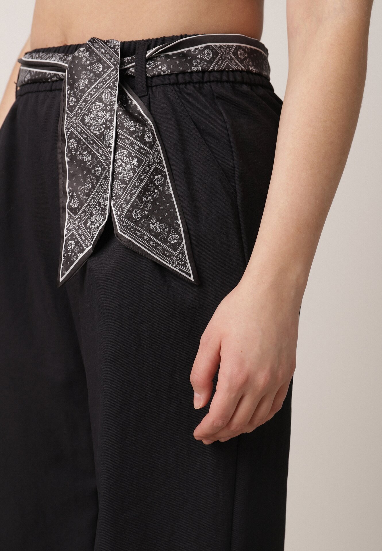 yu & me Pantaloni eleganți albaștri din bumbac și viscoză cu o curea-eșarfă din material Vetina