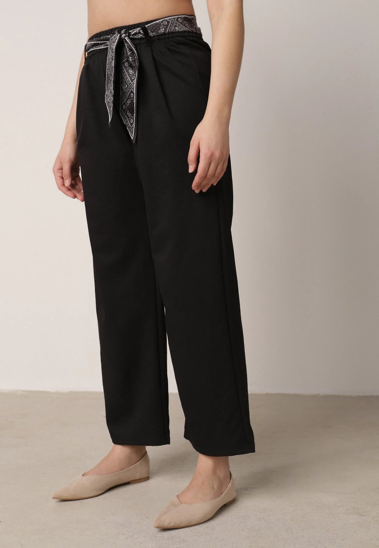 yu & me Pantaloni Eleganți Negri din Bumbac și Viscoză cu Curea-Eșarfă din Material Vetina