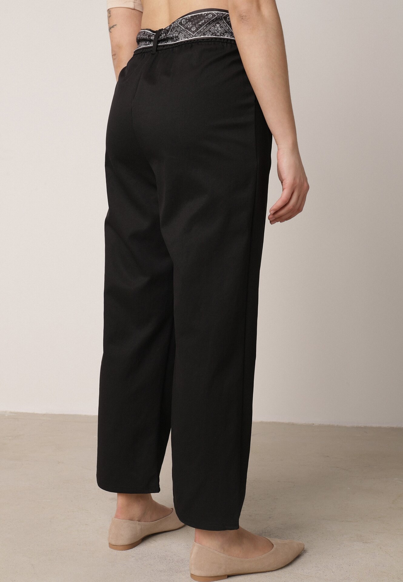 yu & me Pantaloni Eleganți Negri din Bumbac și Viscoză cu Curea-Eșarfă din Material Vetina