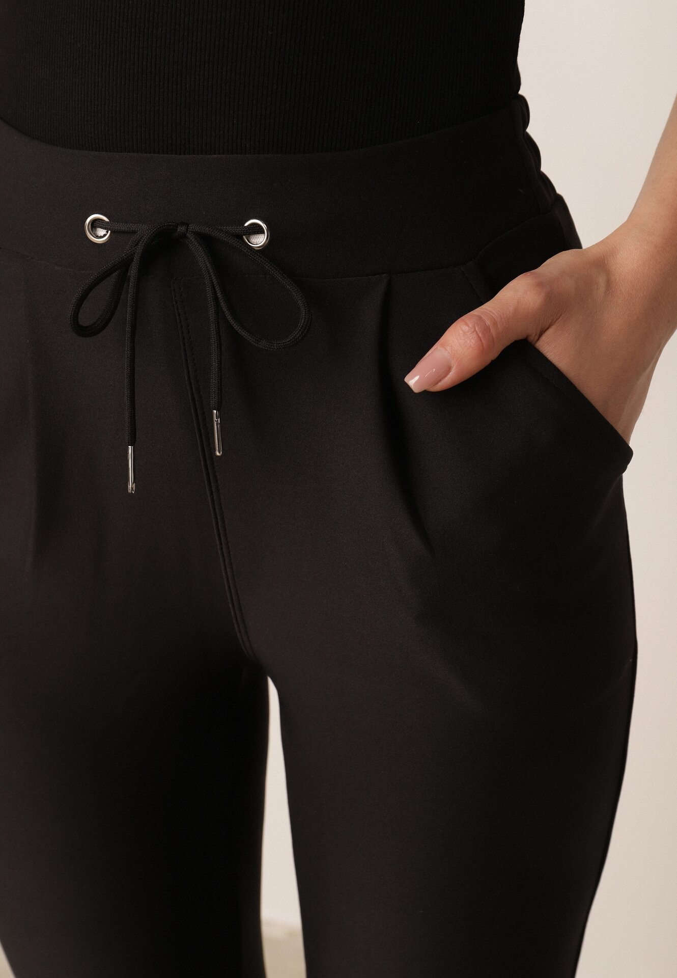 yu & me Pantaloni negri cu croială ajustată cu talie înaltă și legătură Virpio