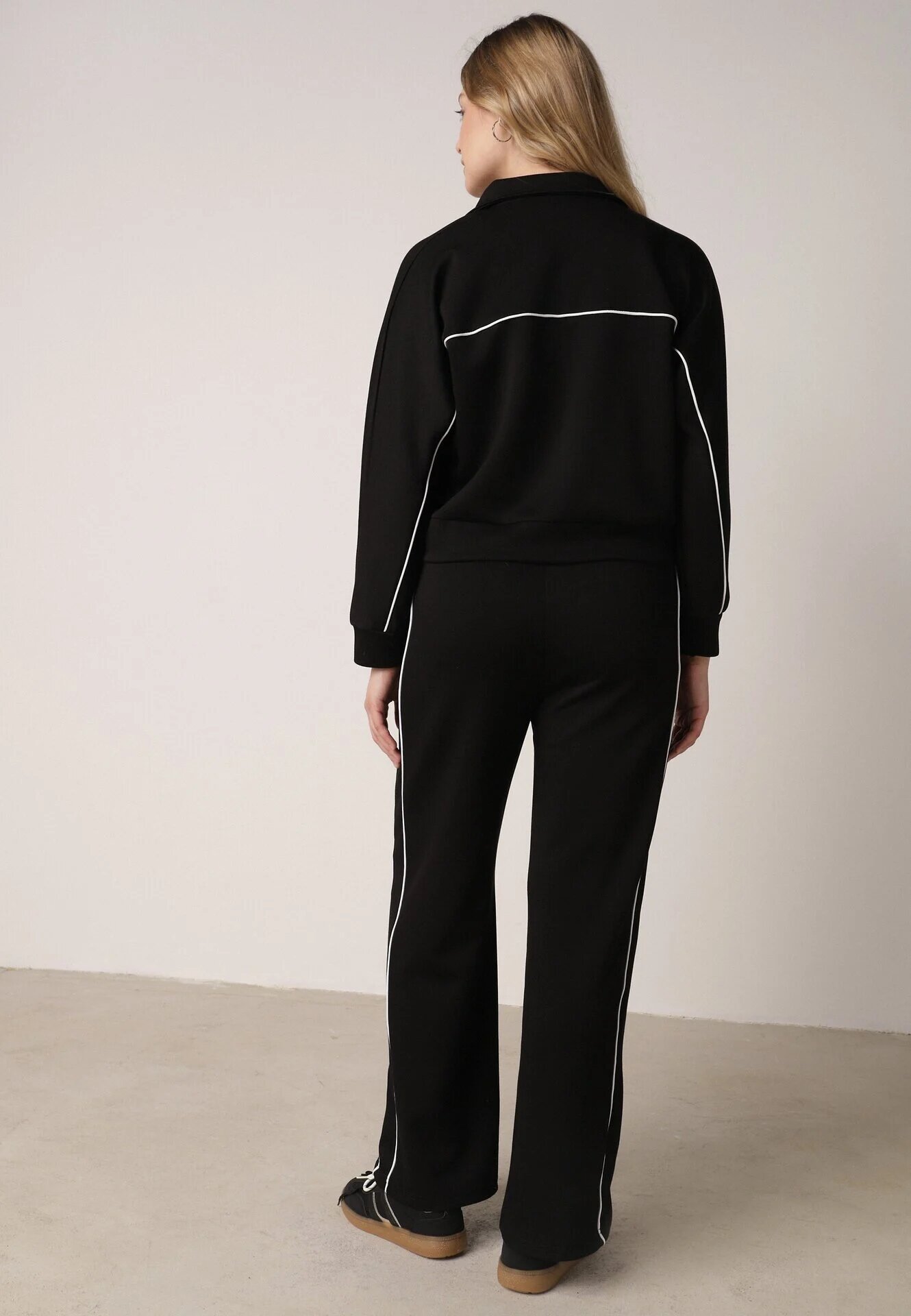 yu & me Set de Trening Negru Retro cu Vâscoză Pantaloni Largi și Bluză cu Guler Înalt Sewelda