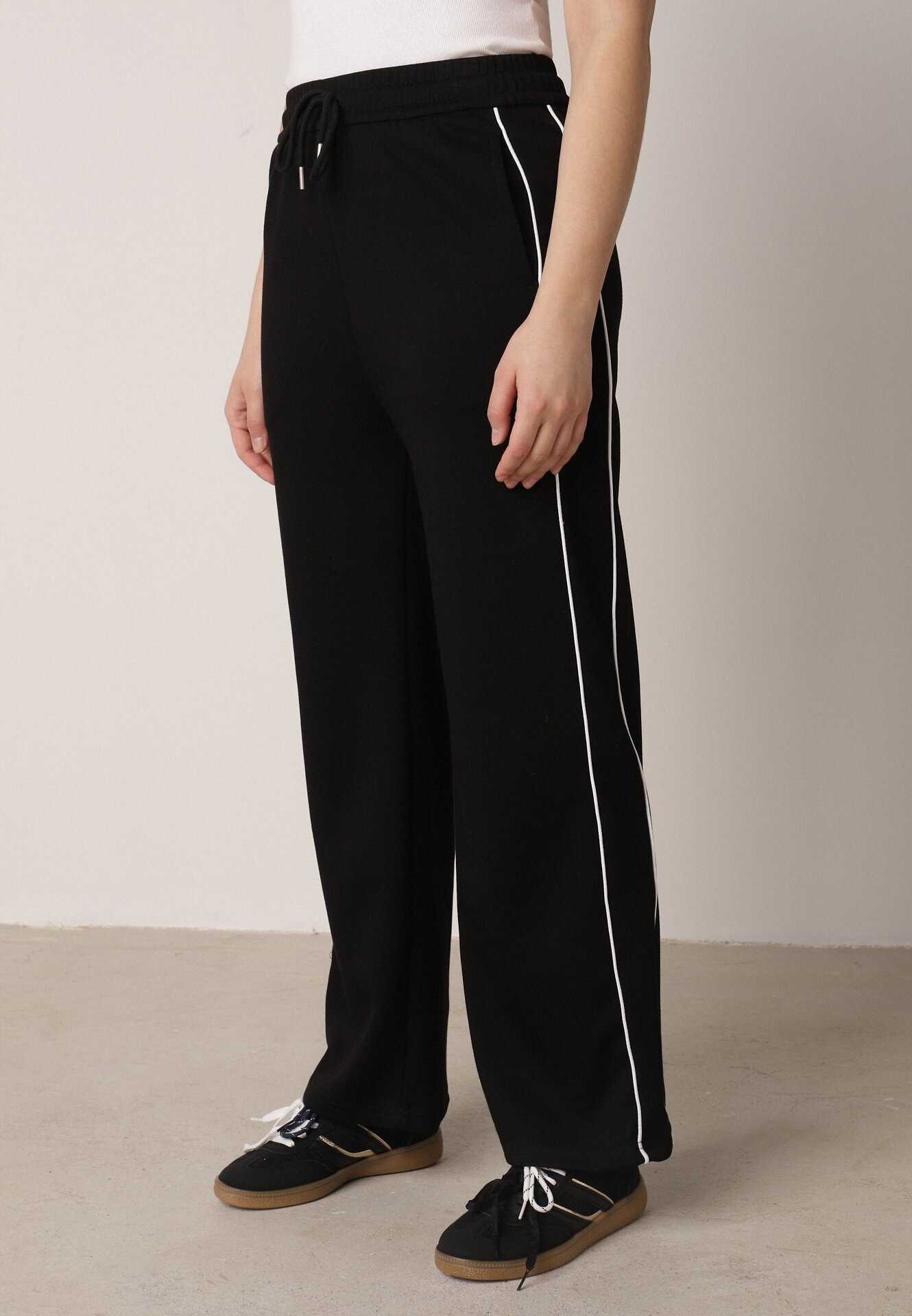 yu & me Set de Trening Negru Retro cu Vâscoză Pantaloni Largi și Bluză cu Guler Înalt Sewelda