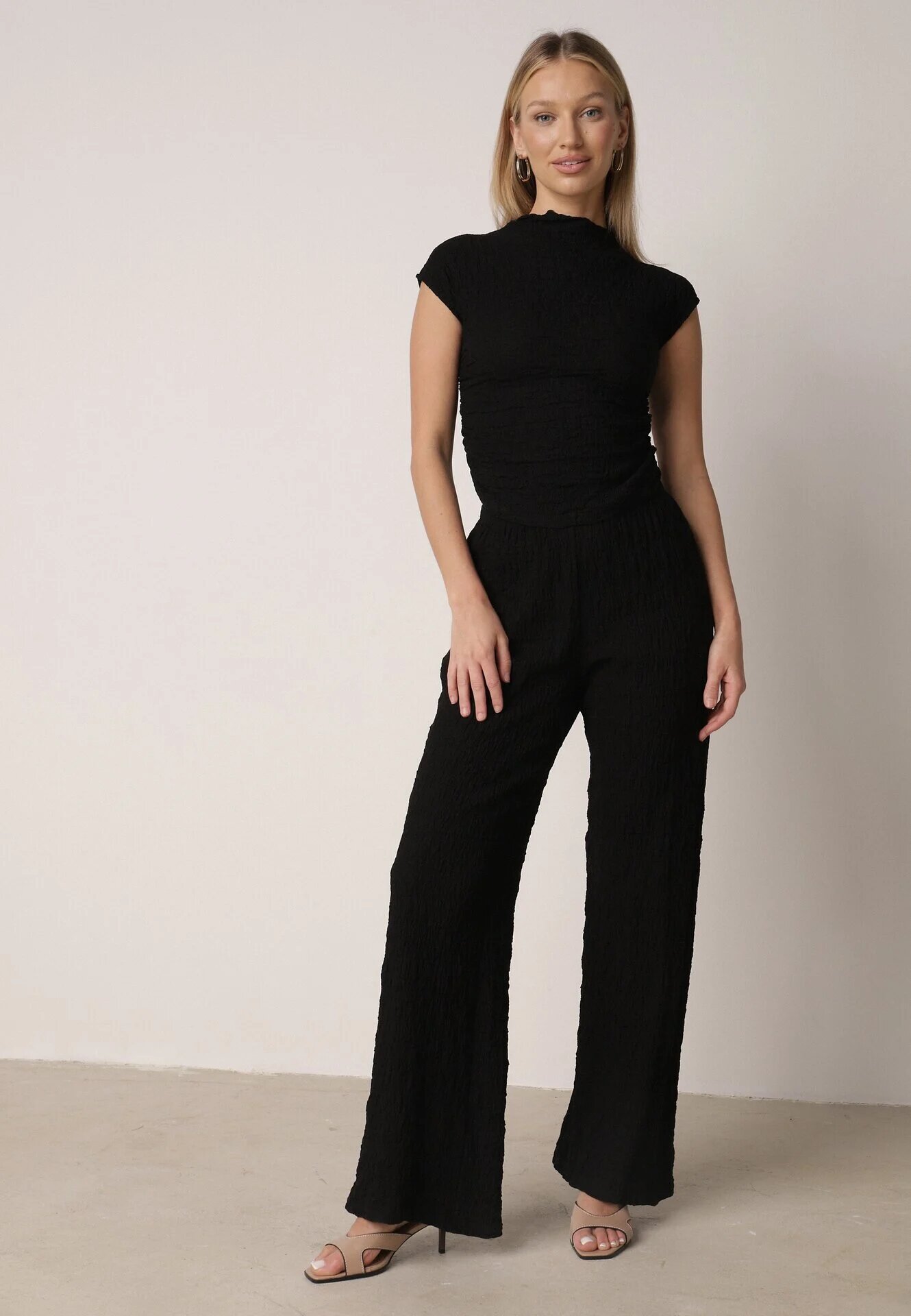 yu & me Set Negru Neted Pantaloni Largi și Bluză Drapată cu Guler Înalt Merithie