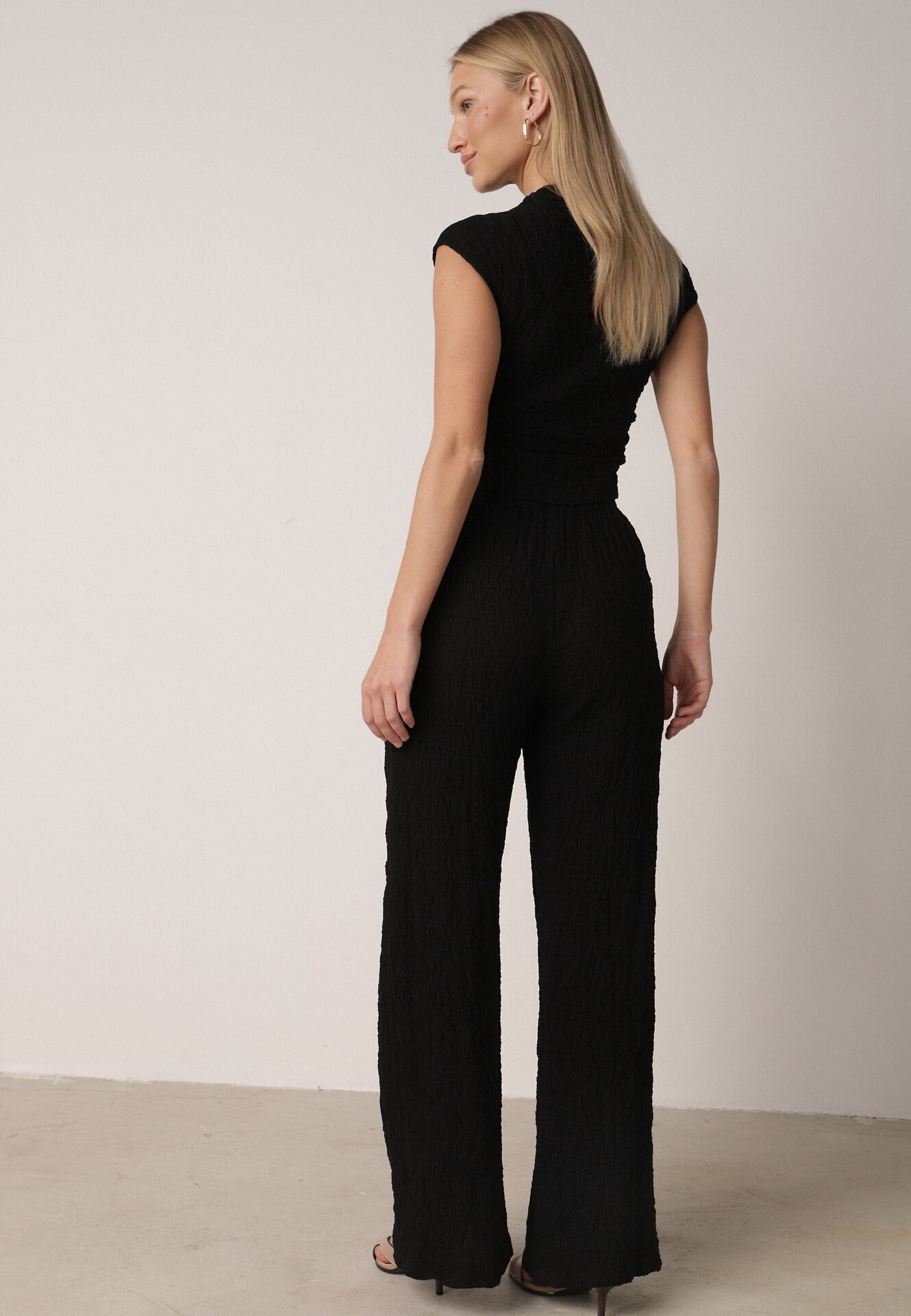 yu & me Set Negru Neted Pantaloni Largi și Bluză Drapată cu Guler Înalt Merithie