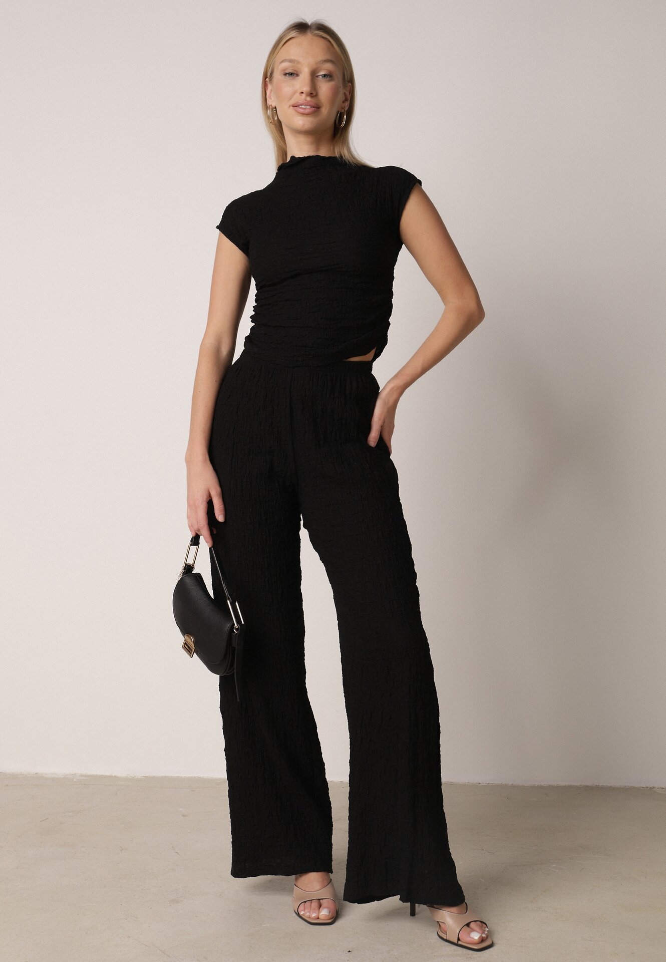 yu & me Set Negru Neted Pantaloni Largi și Bluză Drapată cu Guler Înalt Merithie
