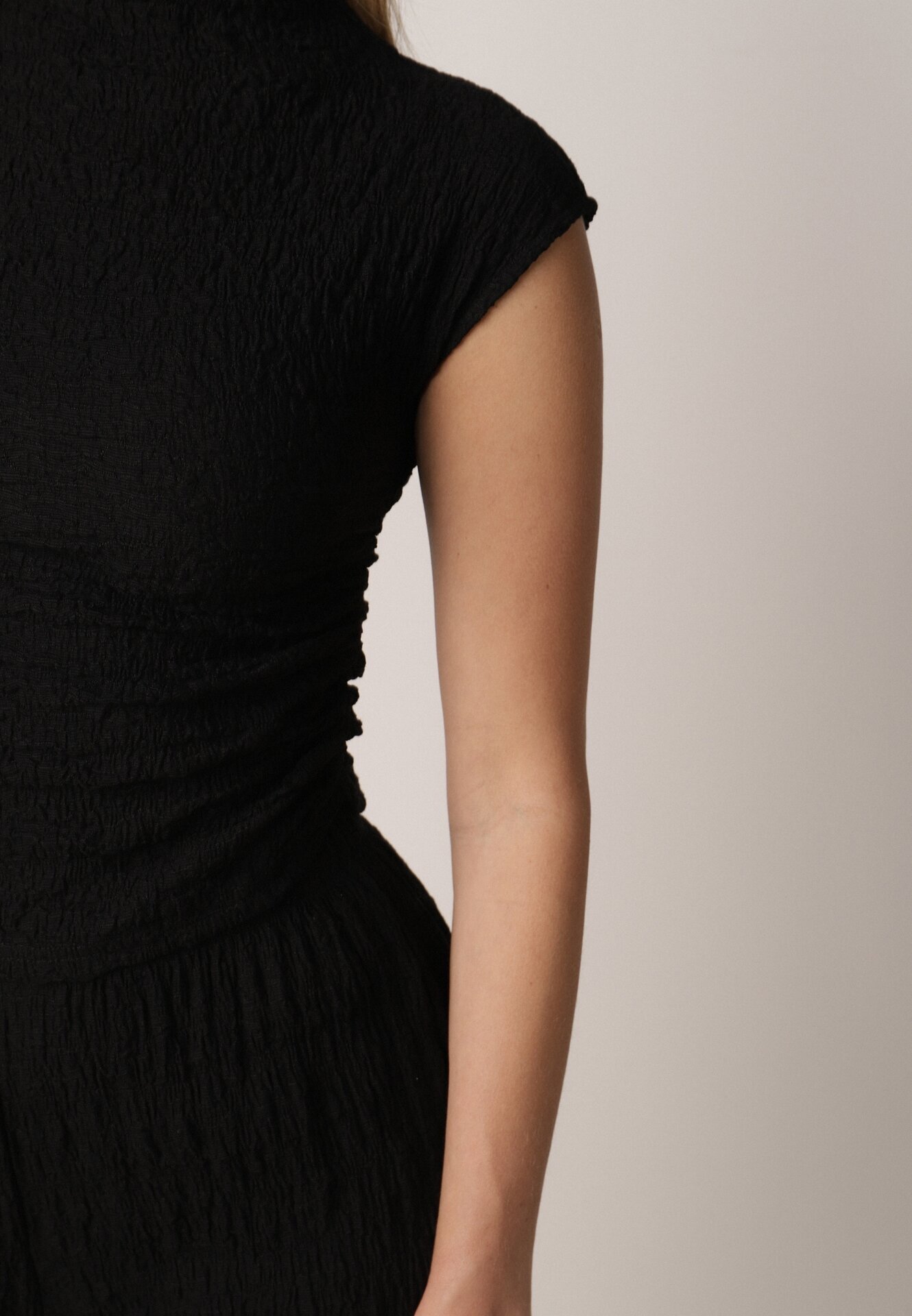 yu & me Set Negru Neted Pantaloni Largi și Bluză Drapată cu Guler Înalt Merithie