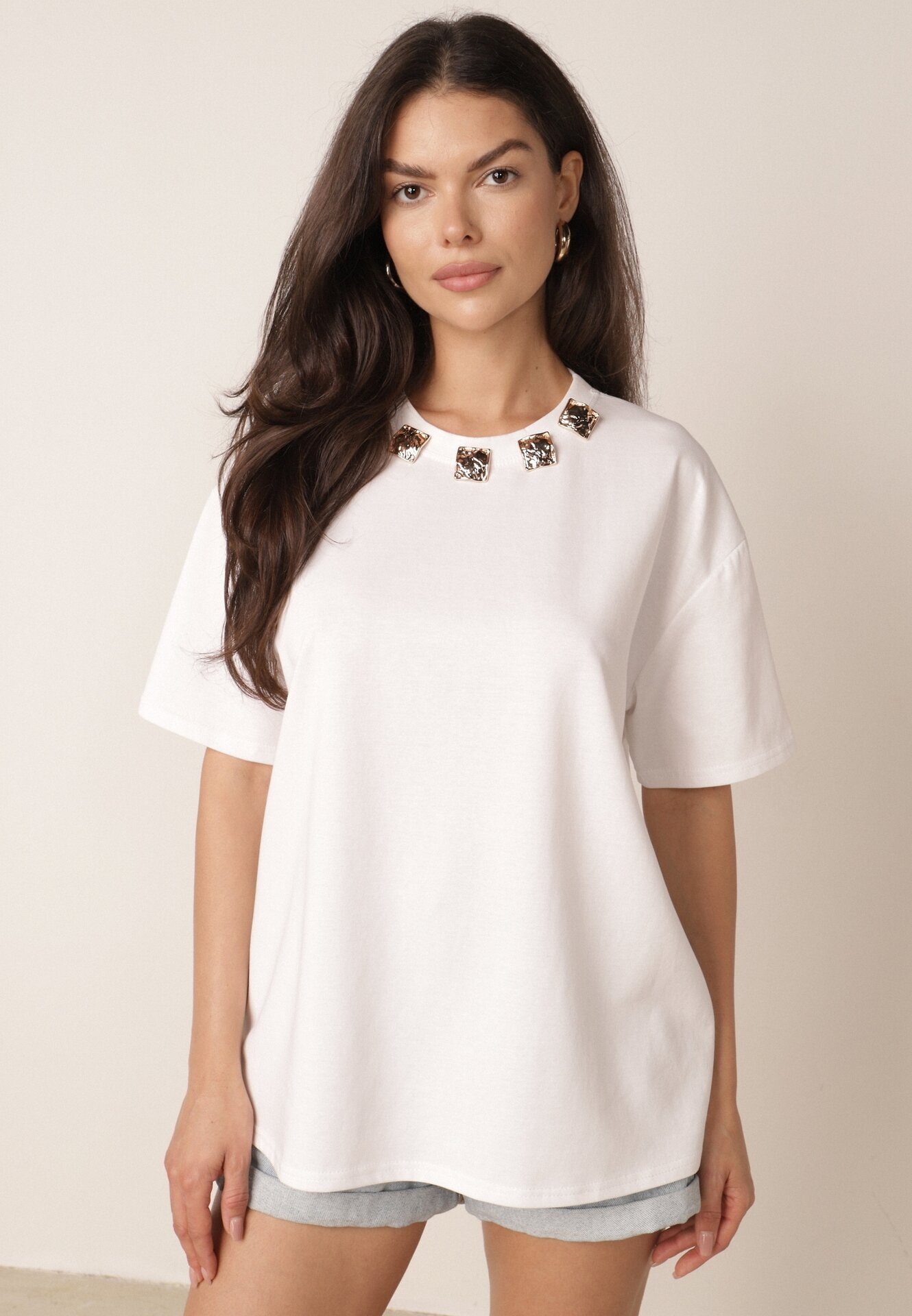 yu & me T-shirt oversize din bumbac cu aplicații bijuterii la decolteu Tesana Alb