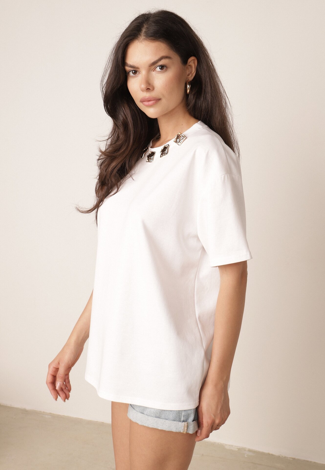 yu & me T-shirt oversize din bumbac cu aplicații bijuterii la decolteu Tesana Alb
