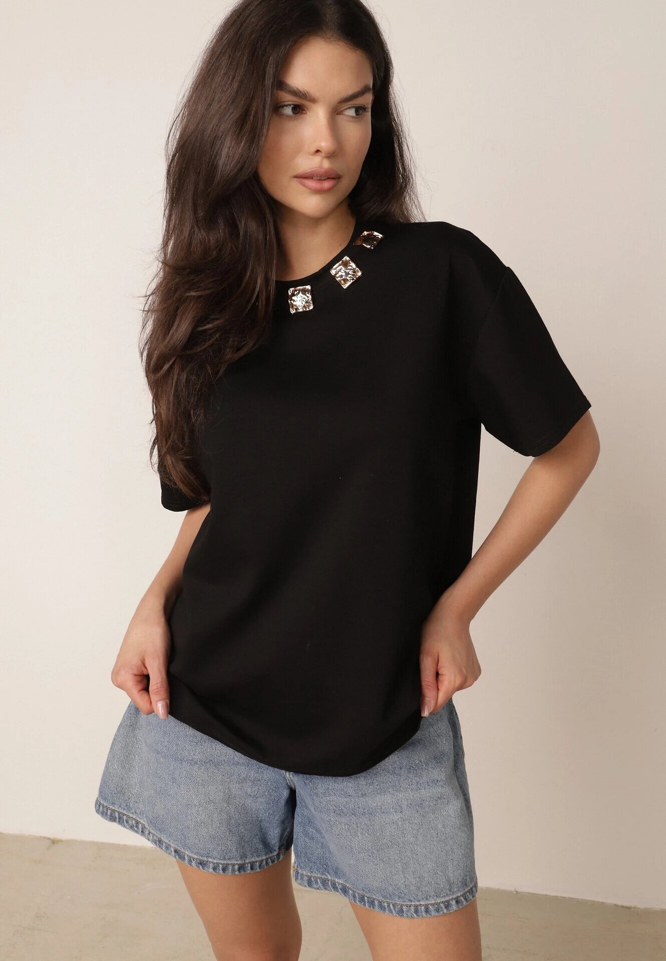 yu & me T-shirt oversize din bumbac cu aplicații bijuterii la decolteu Tesana Negru