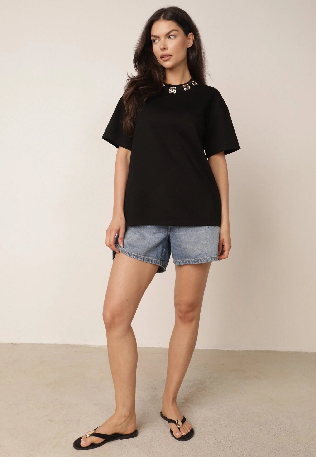 yu & me T-shirt oversize din bumbac cu aplicații bijuterii la decolteu Tesana Negru