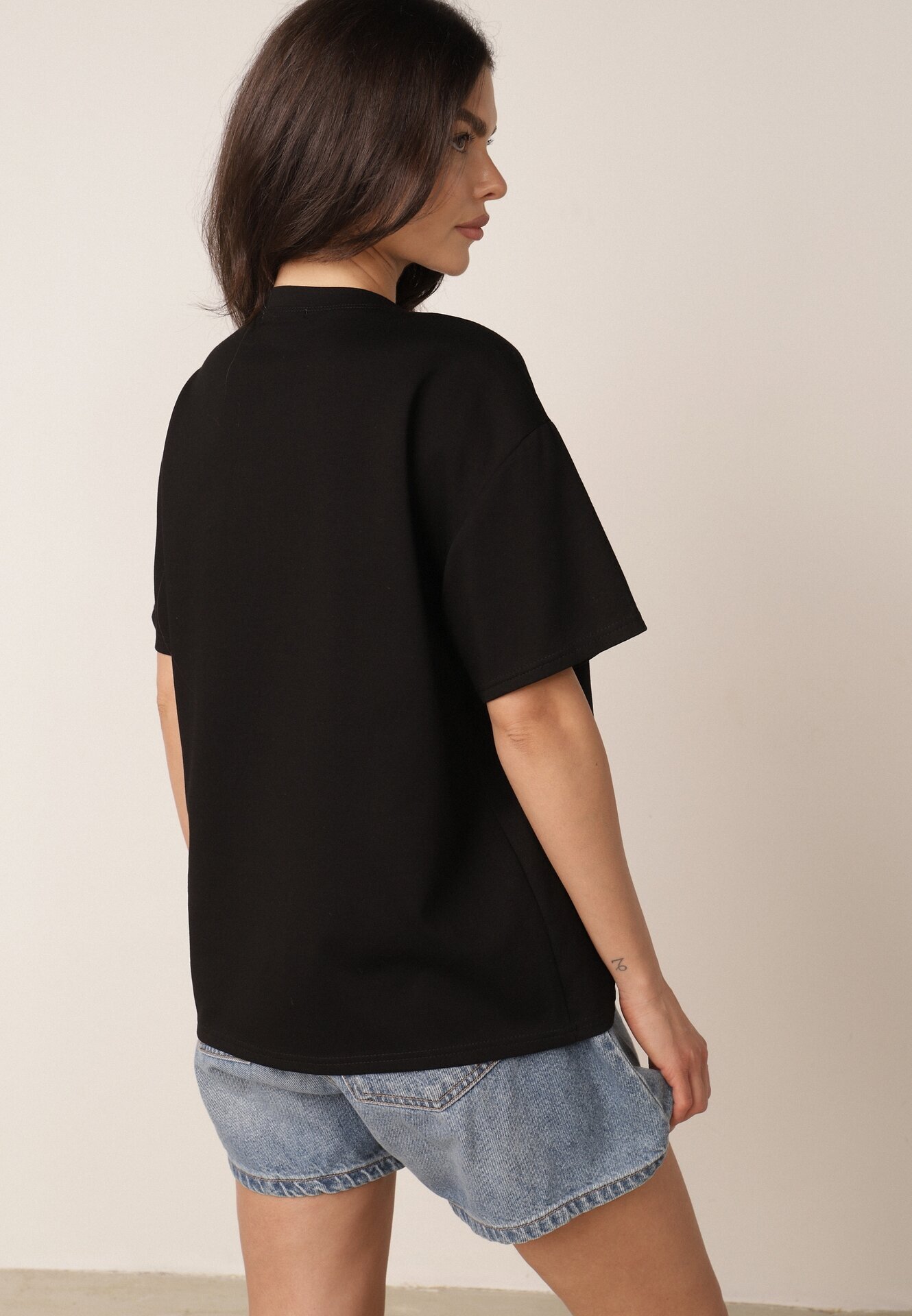 yu & me T-shirt oversize din bumbac cu aplicații bijuterii la decolteu Tesana Negru