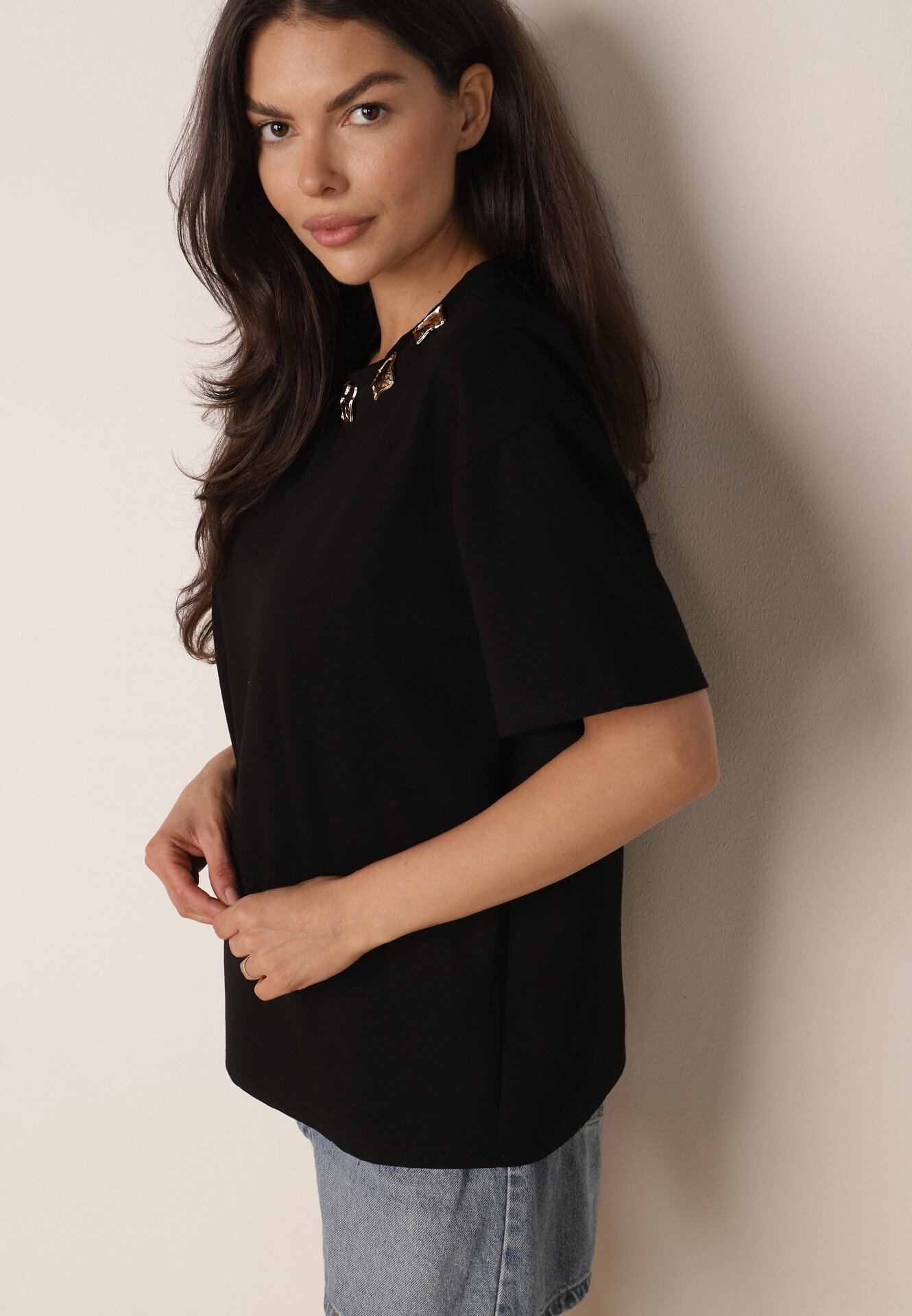 yu & me T-shirt oversize din bumbac cu aplicații bijuterii la decolteu Tesana Negru