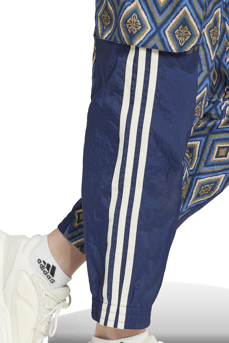 adidas Sportswear Pantaloni de trening cu imprimeu si snur in talie - Pled.ro