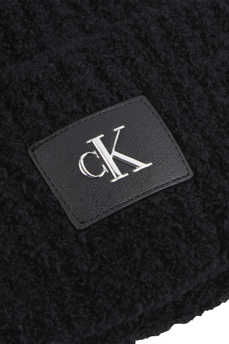 CALVIN KLEIN JEANS Caciula pufoasa cu detaliu logo - Pled.ro