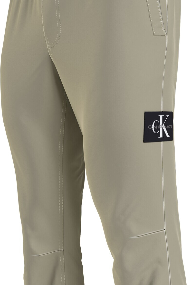 CALVIN KLEIN JEANS Pantaloni conici cu aplicatie logo - Pled.ro