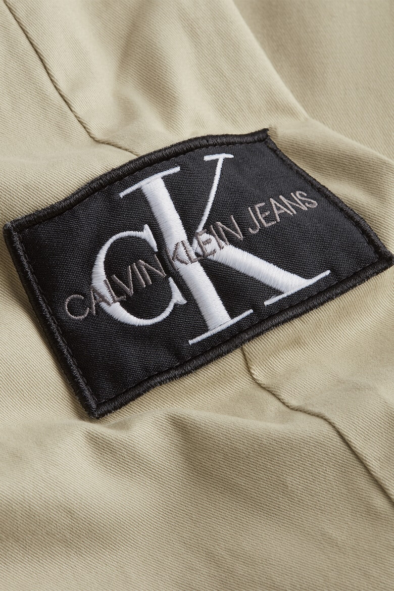 CALVIN KLEIN JEANS Pantaloni conici cu aplicatie logo - Pled.ro