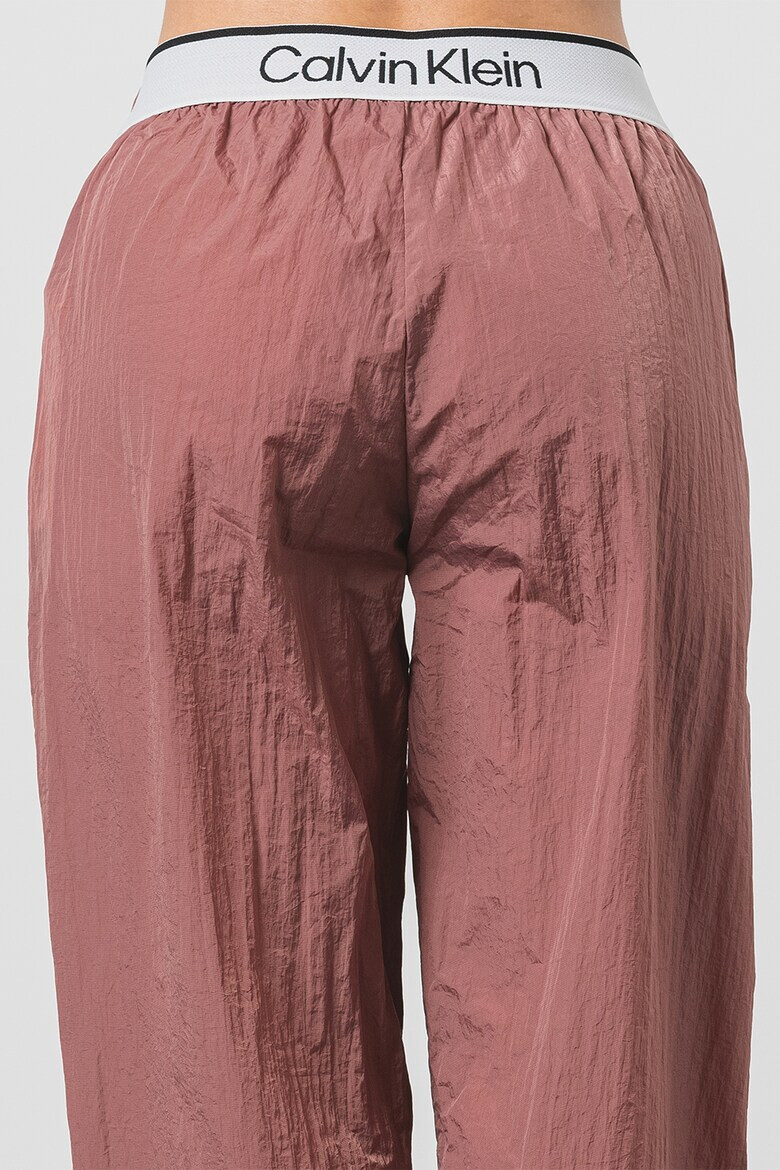 CALVIN KLEIN Pantaloni relaxed fit cu banda logo pe spate si talie elastica - Pled.ro