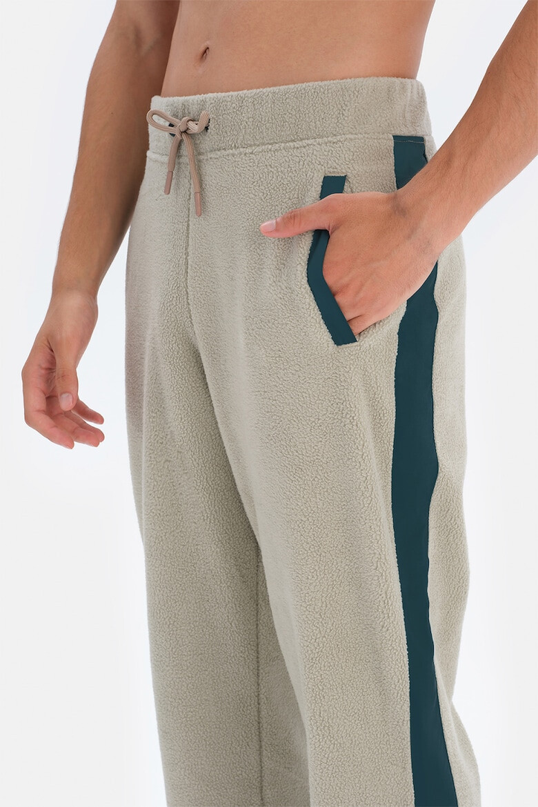 DAGI Pantaloni sport din fleece cu detalii contrastante - Pled.ro