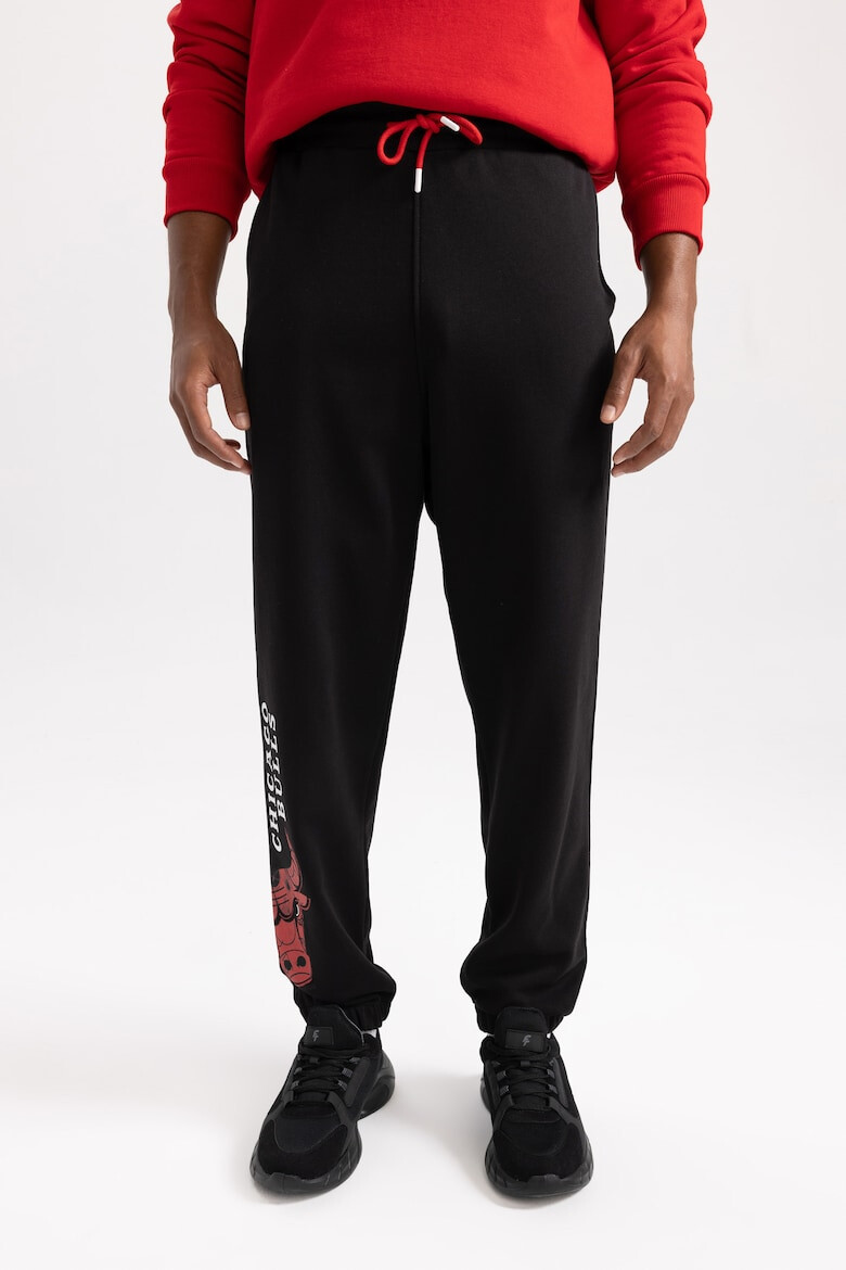 DeFacto Pantaloni de trening cu imprimeu Chicago Bulls - Pled.ro