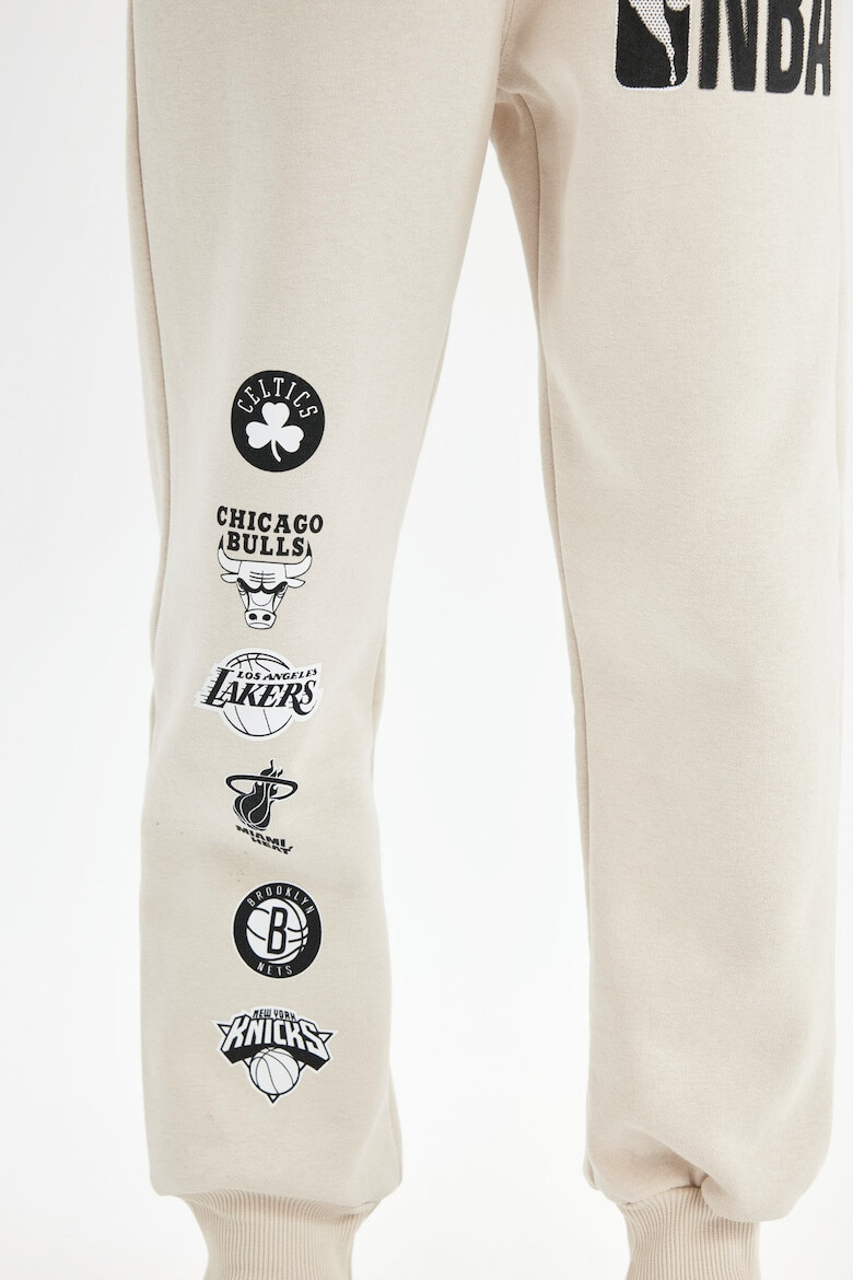 DeFacto Pantaloni de trening cu snur si model grafic NBA - Pled.ro