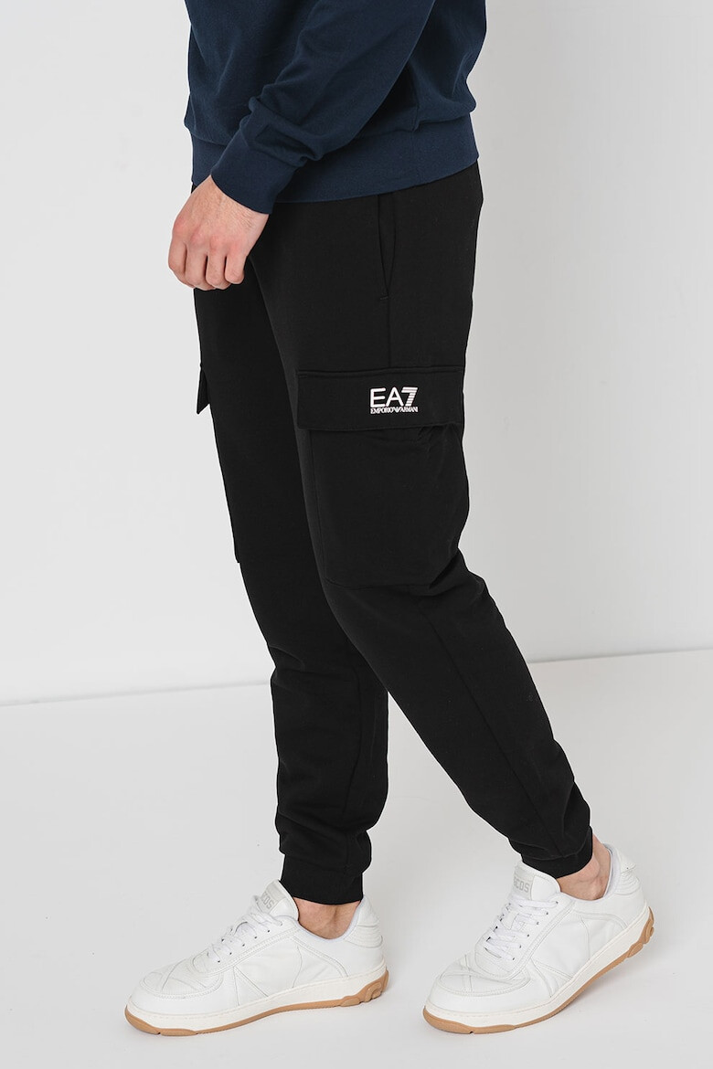 EA7 Pantaloni de trening cargo cu logo - Pled.ro