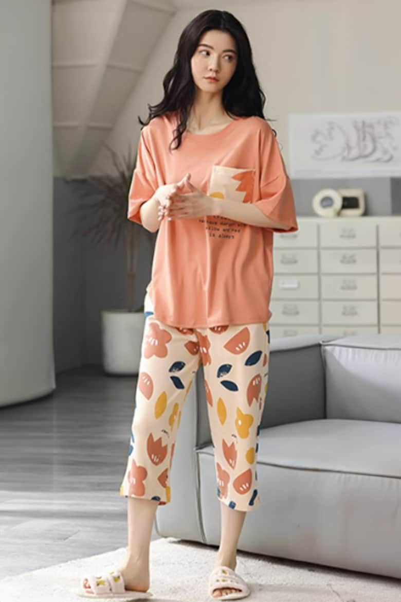 EFAYN.RO Pijama dama set doua piese bluza maneca scurta cu buzunar si pantaloni trei sferturi model cu frunze tematica o toamna colorata EFAYN - Pled.ro