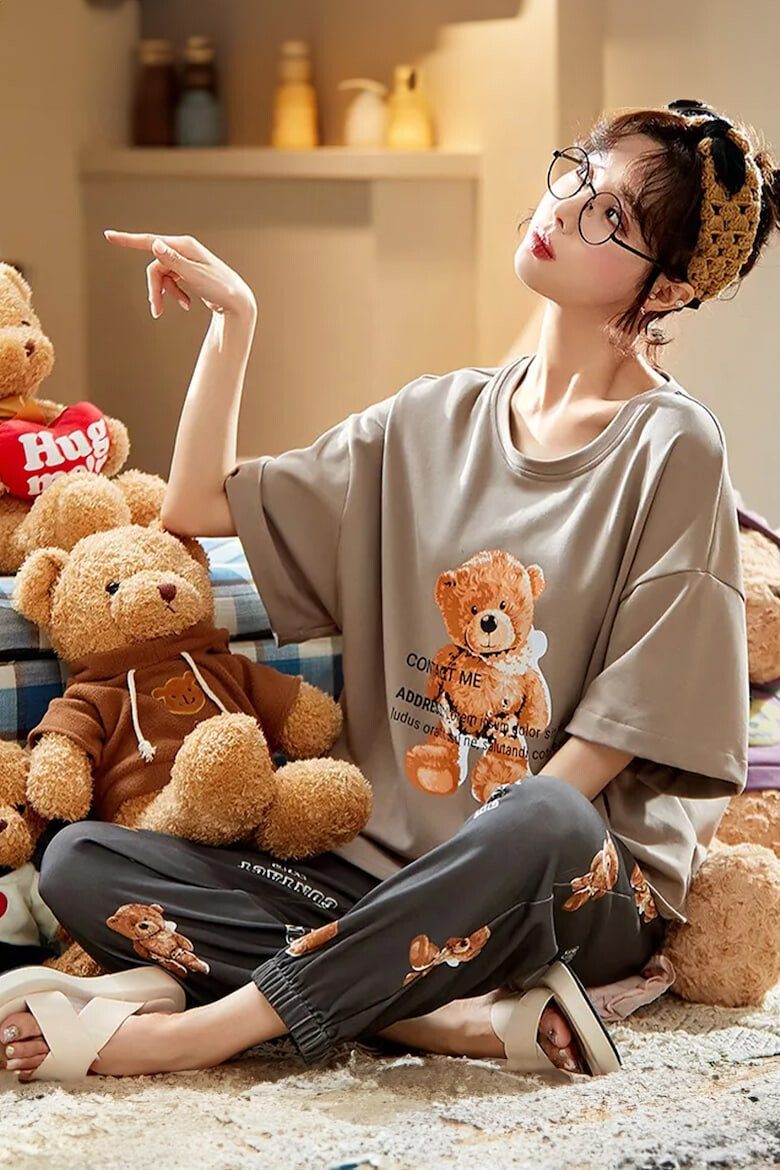 EFAYN.RO Pijama dama set doua piese bluza maneca scurta cu umar cazut margini rotunde in partea jos si pantaloni lungi model cu ursulet cute tematica I sleep with my teddy EFAYN - Pled.ro